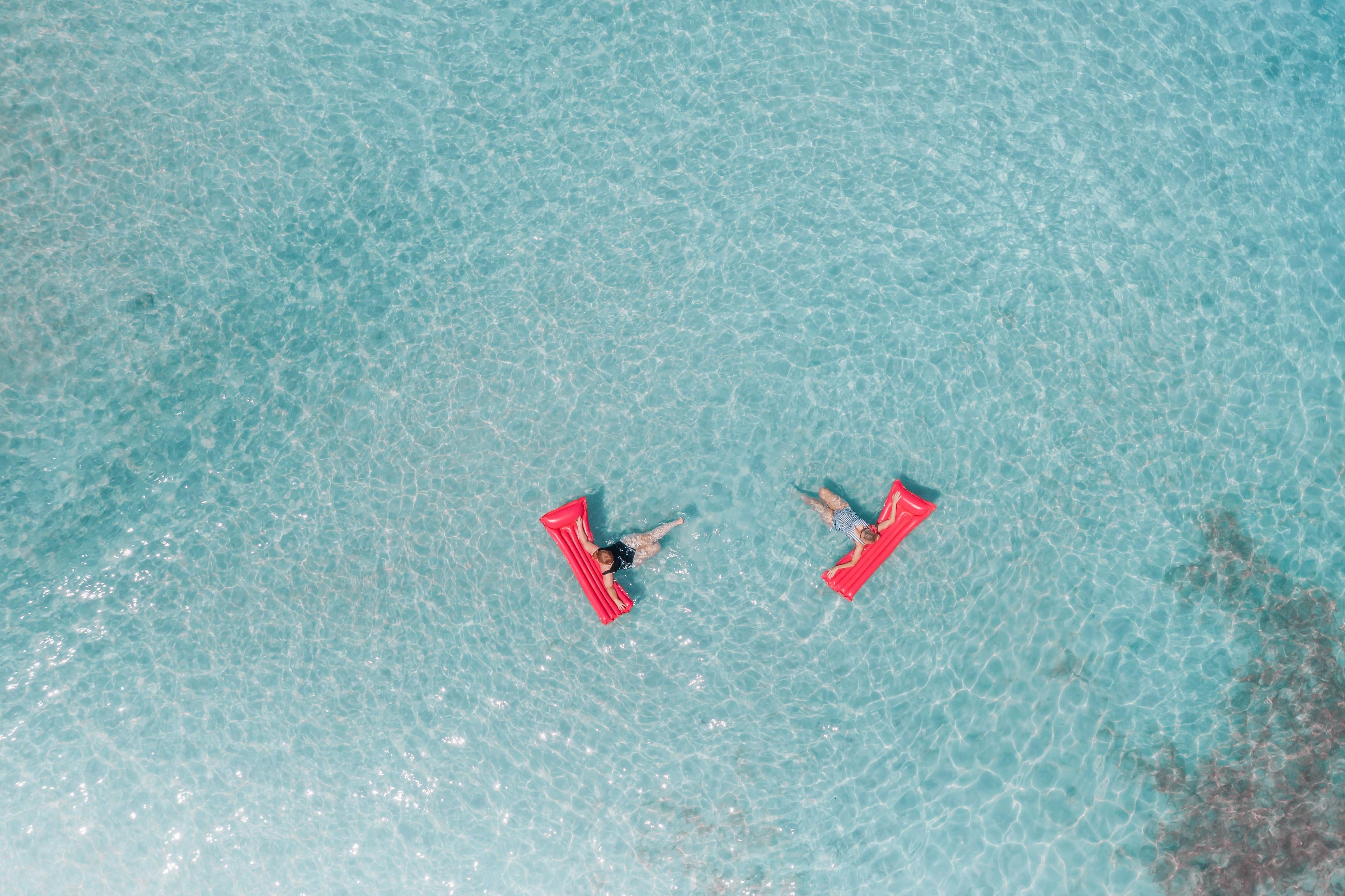 Arbeitgeber berechnet Urlaubsanspruch eines Mitarbeiters am Computer