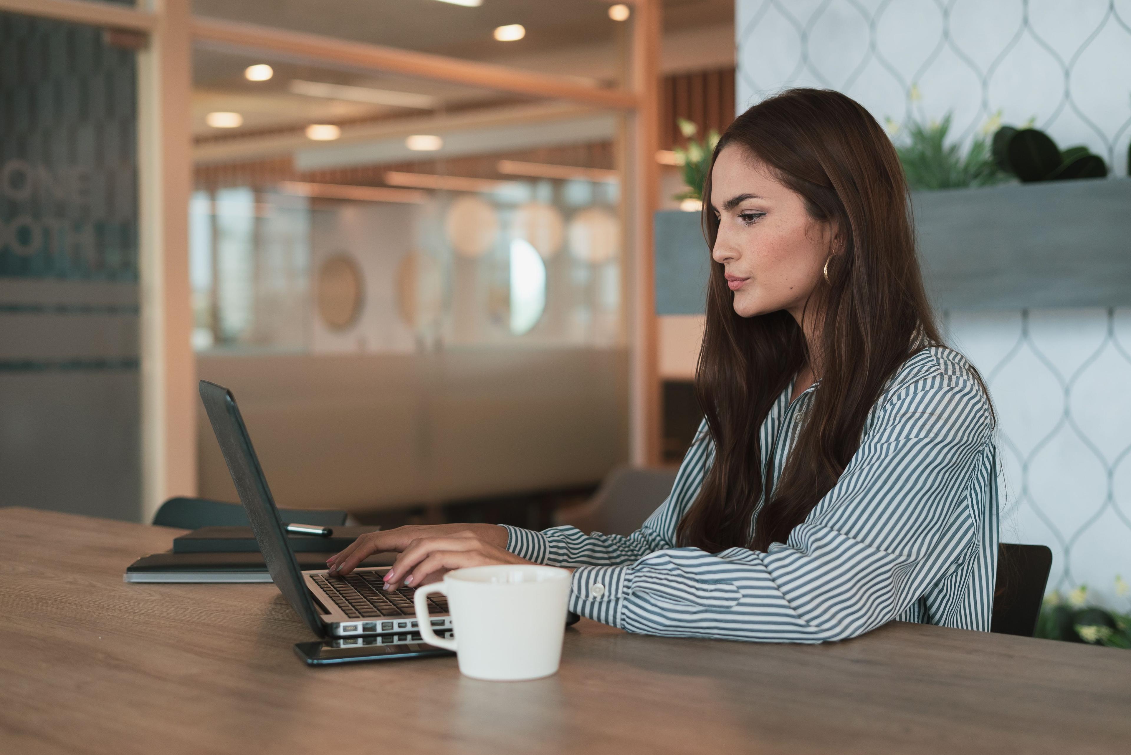 HR-Managerin arbeitet mit digitaler Personalakte am Computer für papierlose Dokumentenverwaltung HR-Managerin arbeitet mit digitaler Personalakte am Computer für papierlose Dokumentenverwaltung