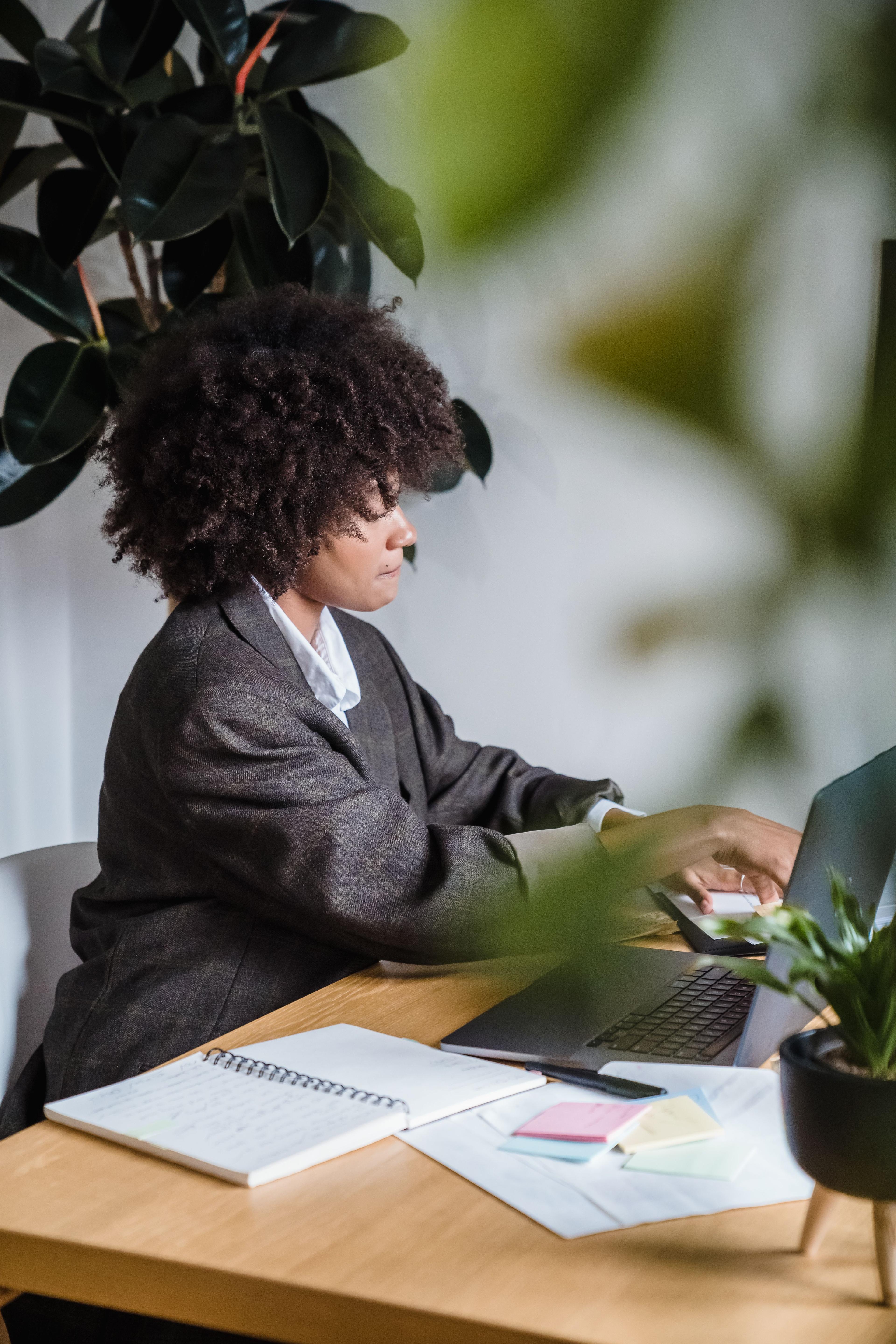 Frau arbeitet in New Work Umgebung mit flexiblen Arbeitsplätzen Frau arbeitet in New Work Umgebung mit flexiblen Arbeitsplätzen