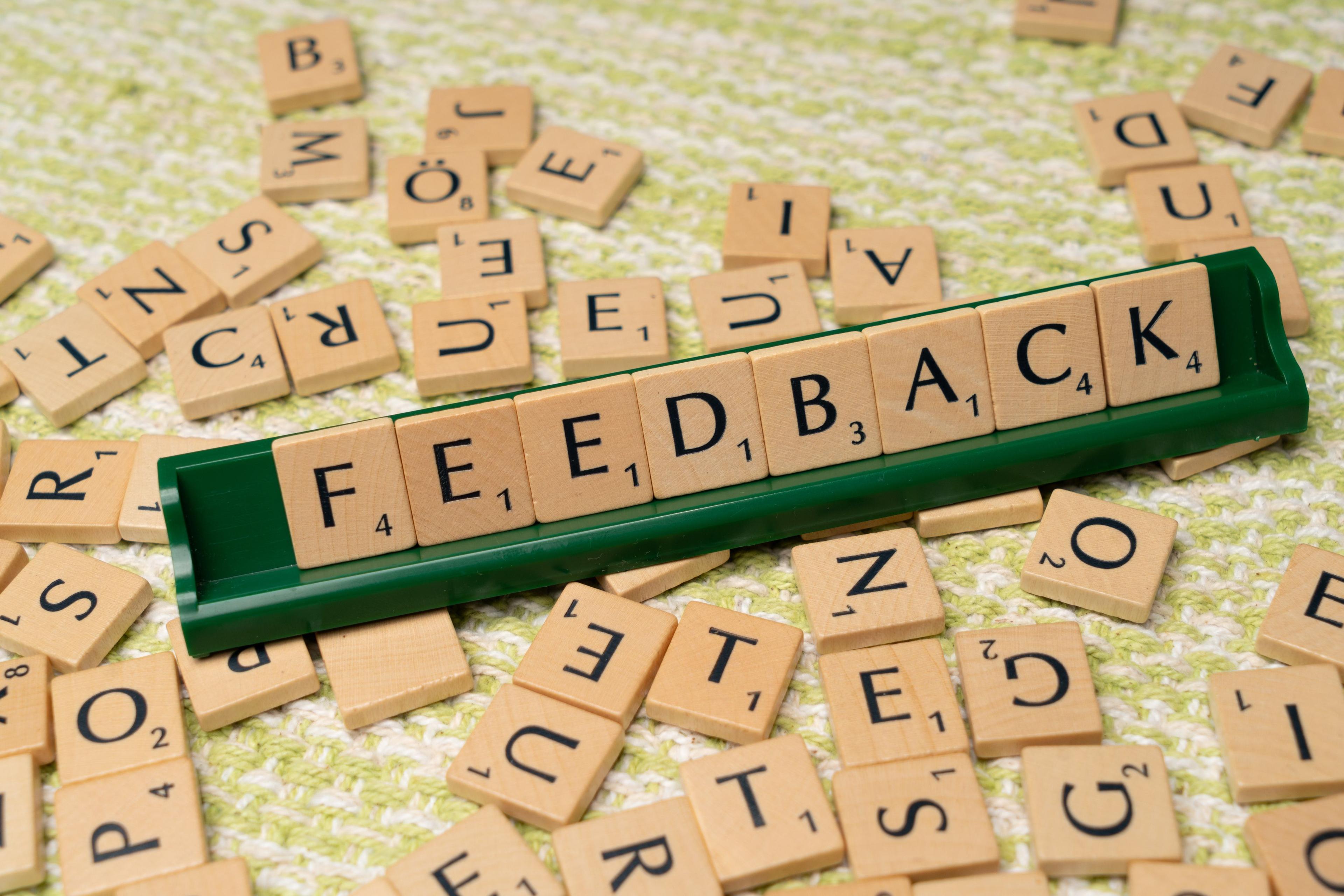 Zwei Personen im Feedbackgespräch als Symbol für konstruktive Rückmeldung im Arbeitsalltag Zwei Personen im Feedbackgespräch als Symbol für konstruktive Rückmeldung im Arbeitsalltag