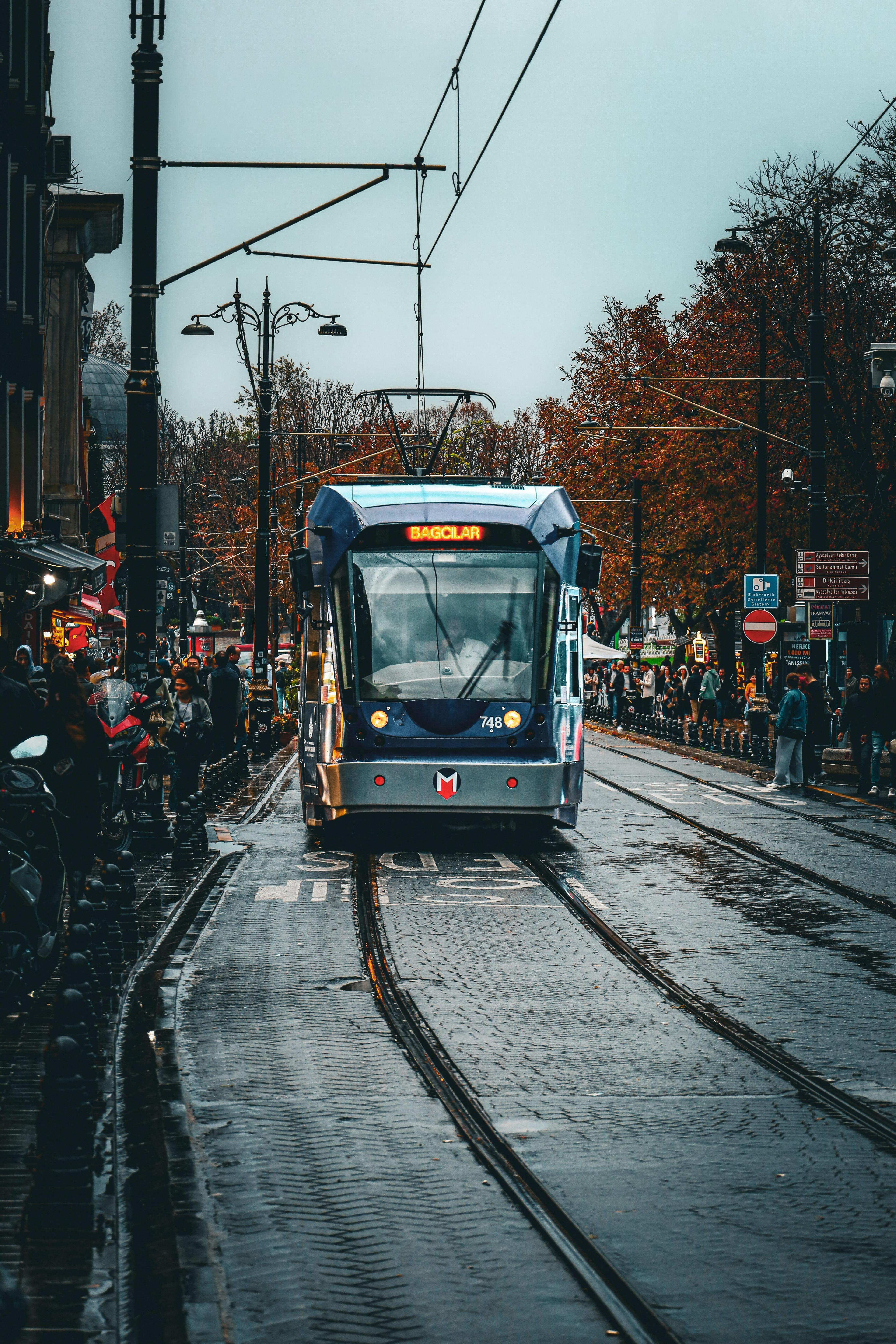 Mitarbeitender fährt mit öffentlichen Verkehrsmitteln zur Arbeit als Symbol für den Fahrtkostenzuschuss Mitarbeitender fährt mit öffentlichen Verkehrsmitteln zur Arbeit als Symbol für den Fahrtkostenzuschuss
