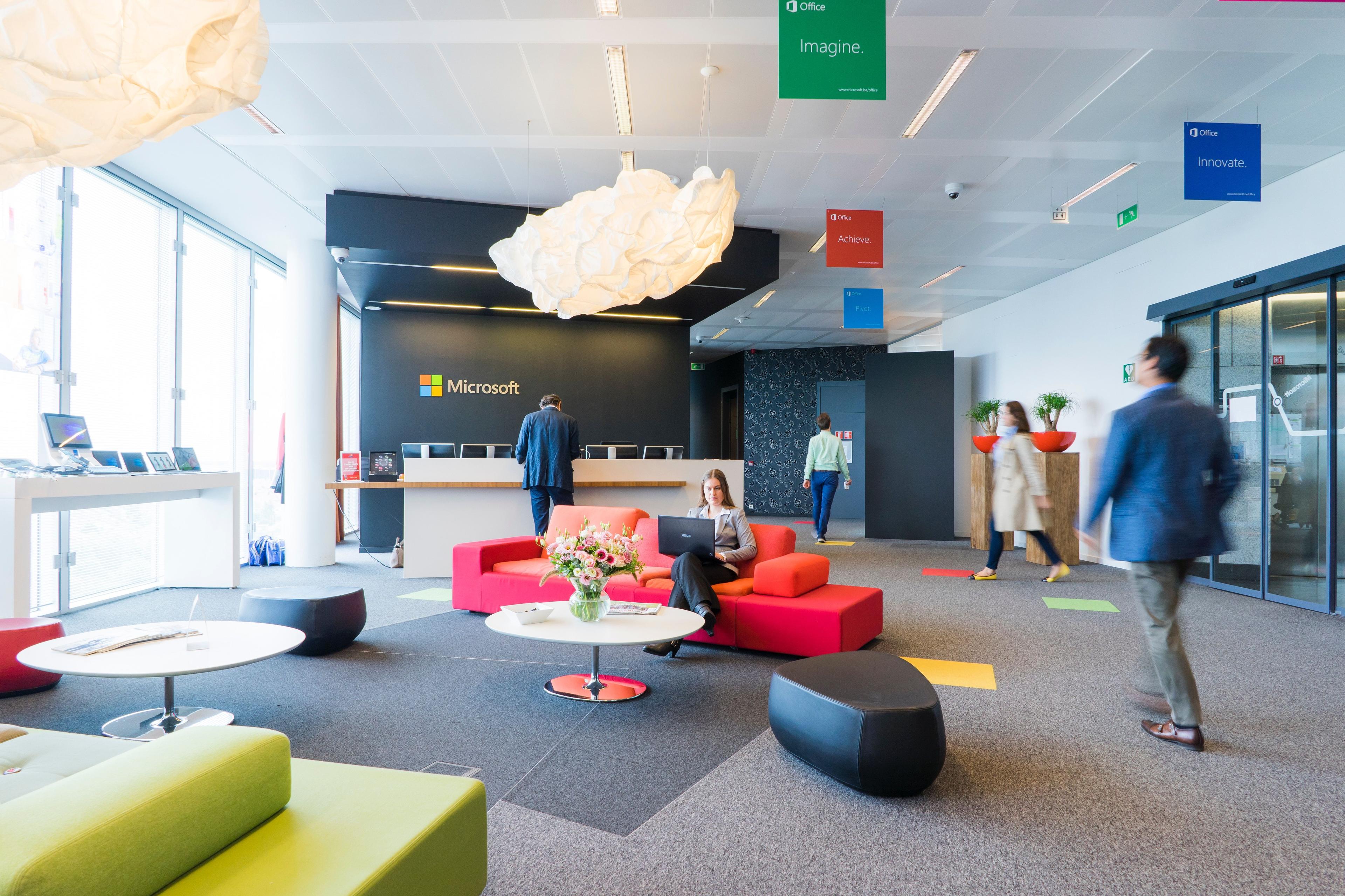 Modernes Büro mit Desk Sharing Konzept und flexiblen Arbeitsplätzen für Mitarbeiter Modernes Büro mit Desk Sharing Konzept und flexiblen Arbeitsplätzen für Mitarbeiter