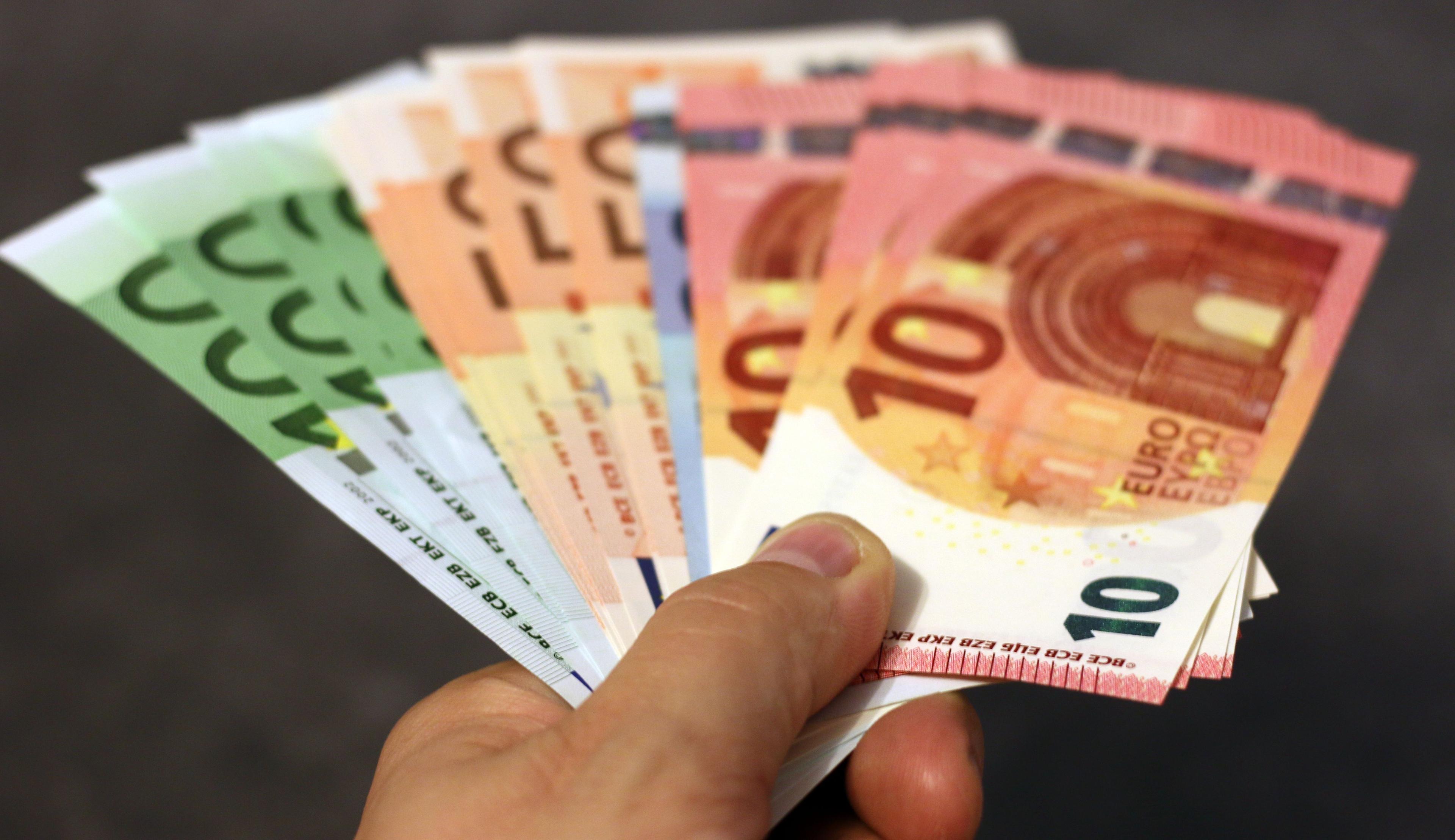 Mitarbeiter berät sich mit HR über betriebliche Altersvorsorge und Rentenplanung Mitarbeiter berät sich mit HR über betriebliche Altersvorsorge und Rentenplanung
