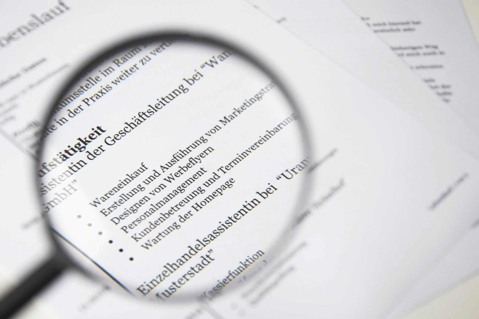 HR-Managerin erstellt Stellenbeschreibung für offene Position im Unternehmen HR-Managerin erstellt Stellenbeschreibung für offene Position im Unternehmen