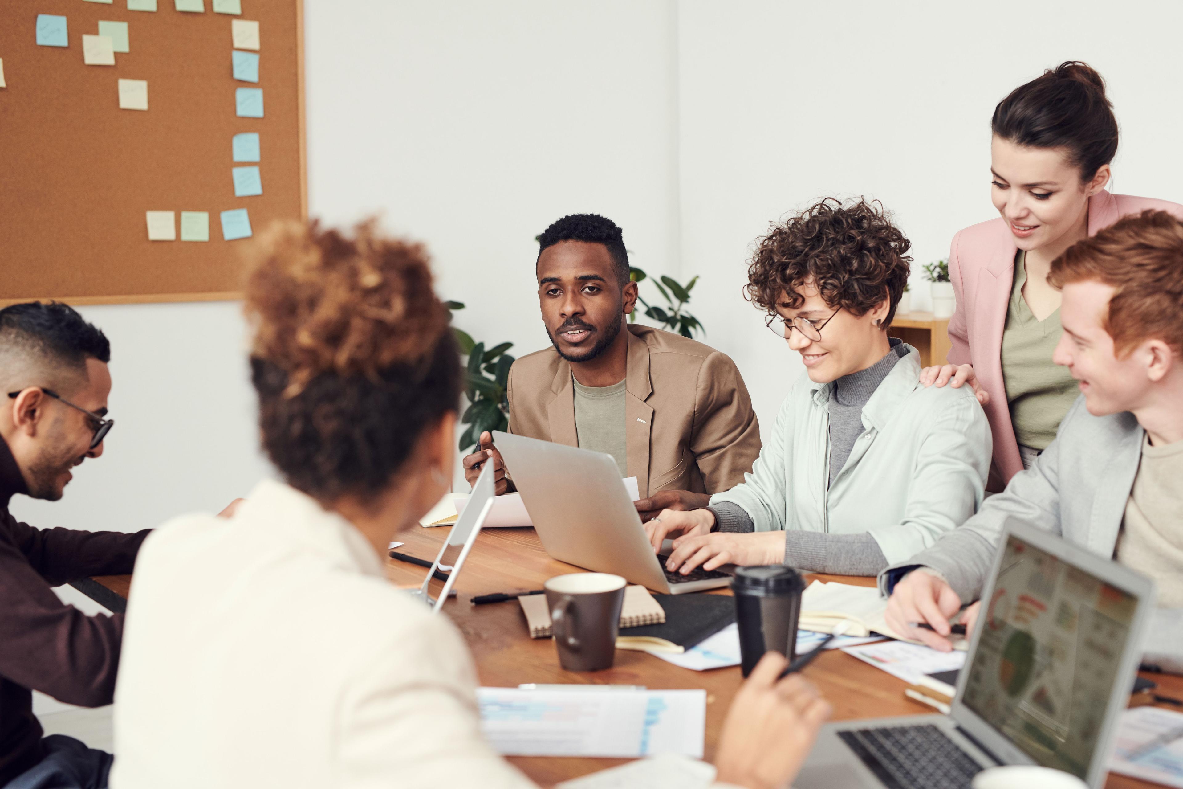 Personalabteilung im Unternehmen – HR-Team bei der Arbeit Personalabteilung im Unternehmen – HR-Team bei der Arbeit