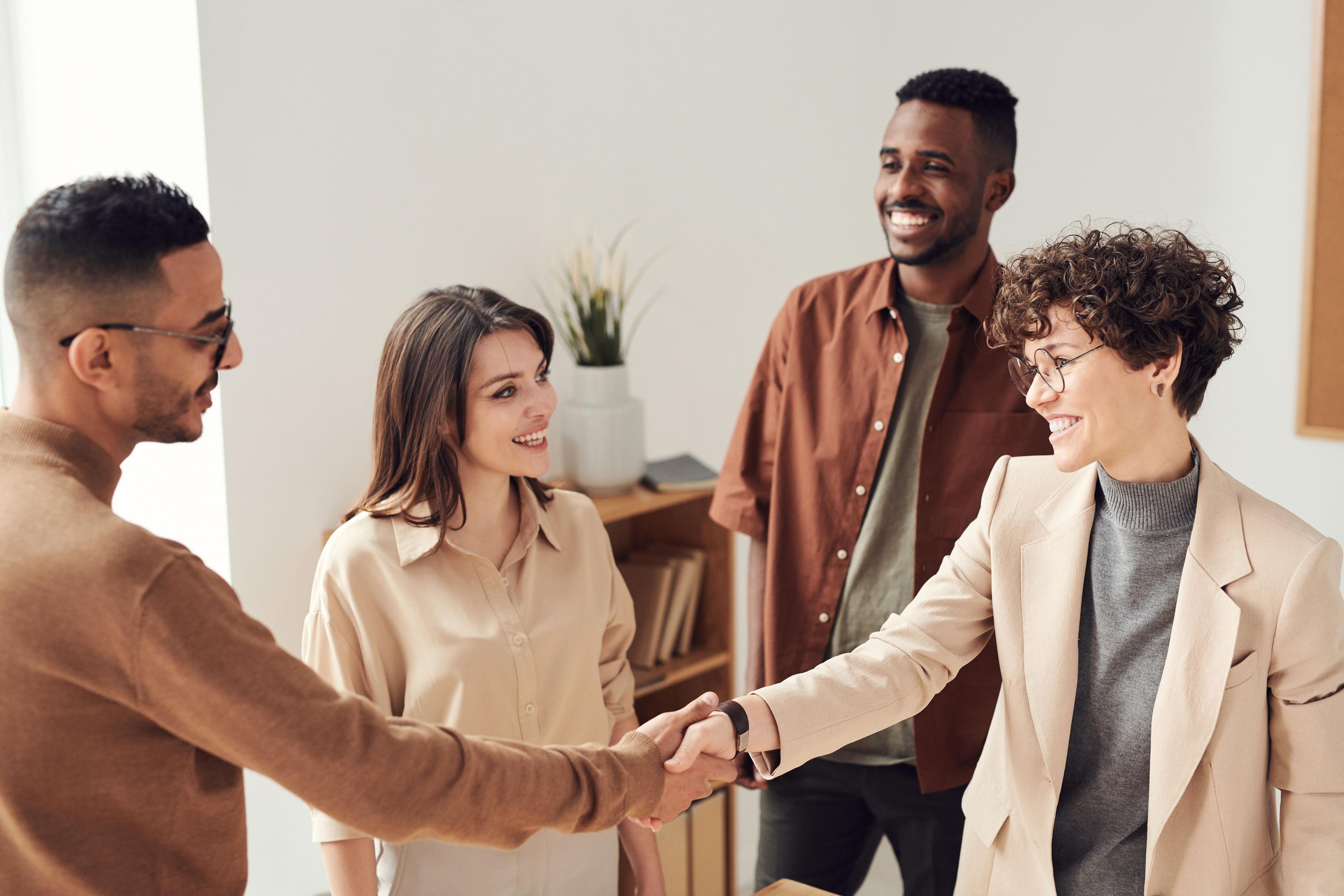 HR-Team bespricht Personalmanagement-Strategie im modernen Büro HR-Team bespricht Personalmanagement-Strategie im modernen Büro