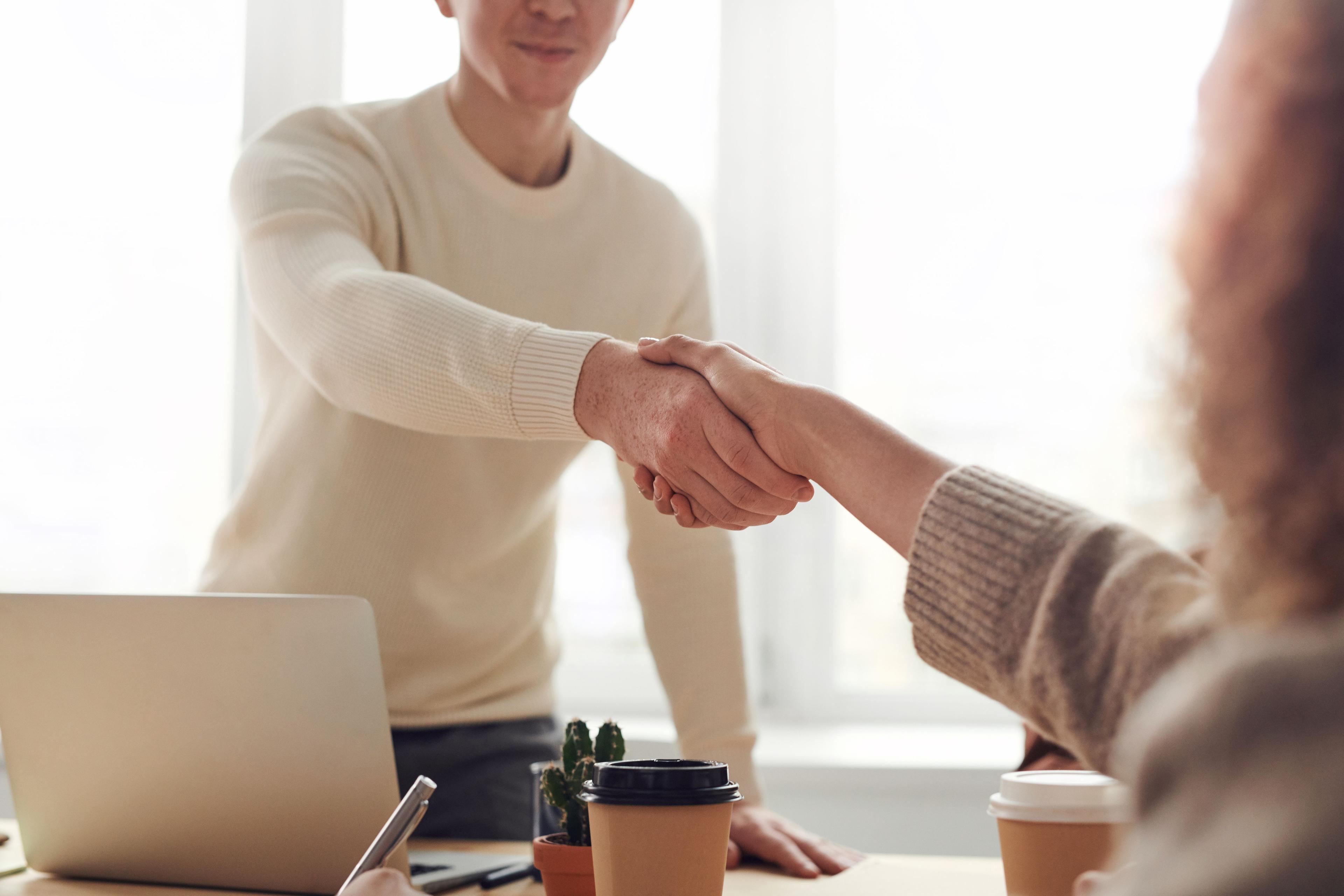 Team feiert gemeinsam Unternehmenserfolg mit Nichtleistungsbonus als Wertschätzung Team feiert gemeinsam Unternehmenserfolg mit Nichtleistungsbonus als Wertschätzung
