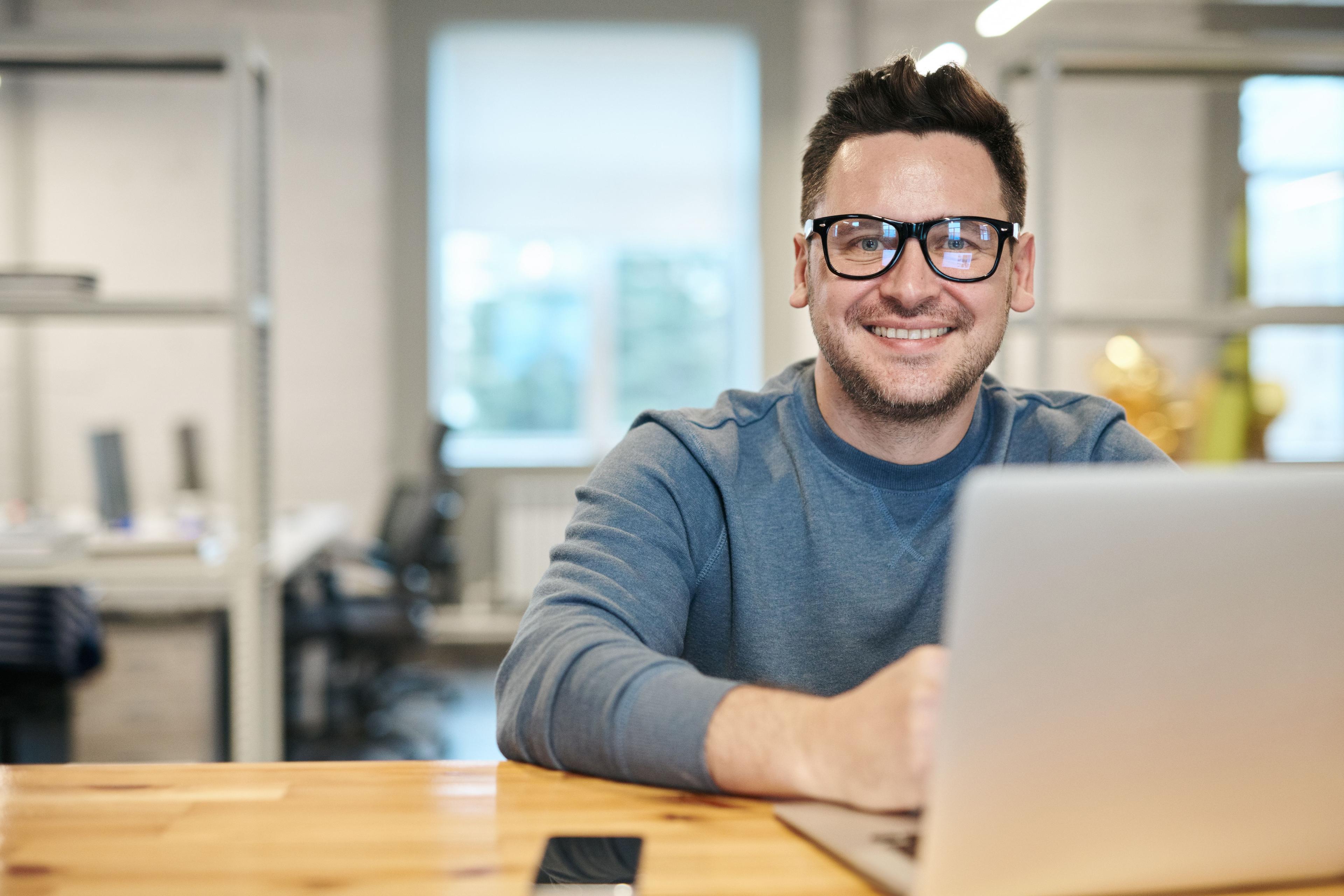 Compliance Manager prüft rechtliche Vorschriften und Unternehmensrichtlinien am Computer Compliance Manager prüft rechtliche Vorschriften und Unternehmensrichtlinien am Computer
