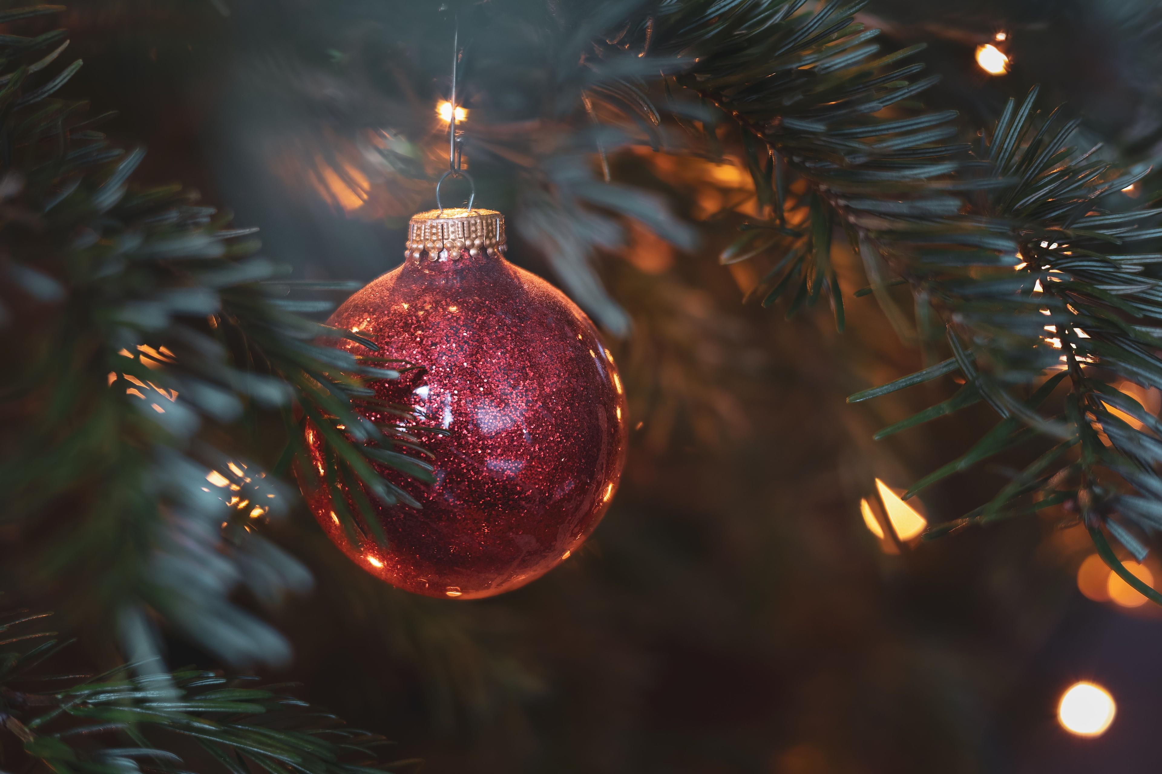 Arbeitnehmer erhält Weihnachtsgeld als Sonderzahlung zum Jahresende Arbeitnehmer erhält Weihnachtsgeld als Sonderzahlung zum Jahresende