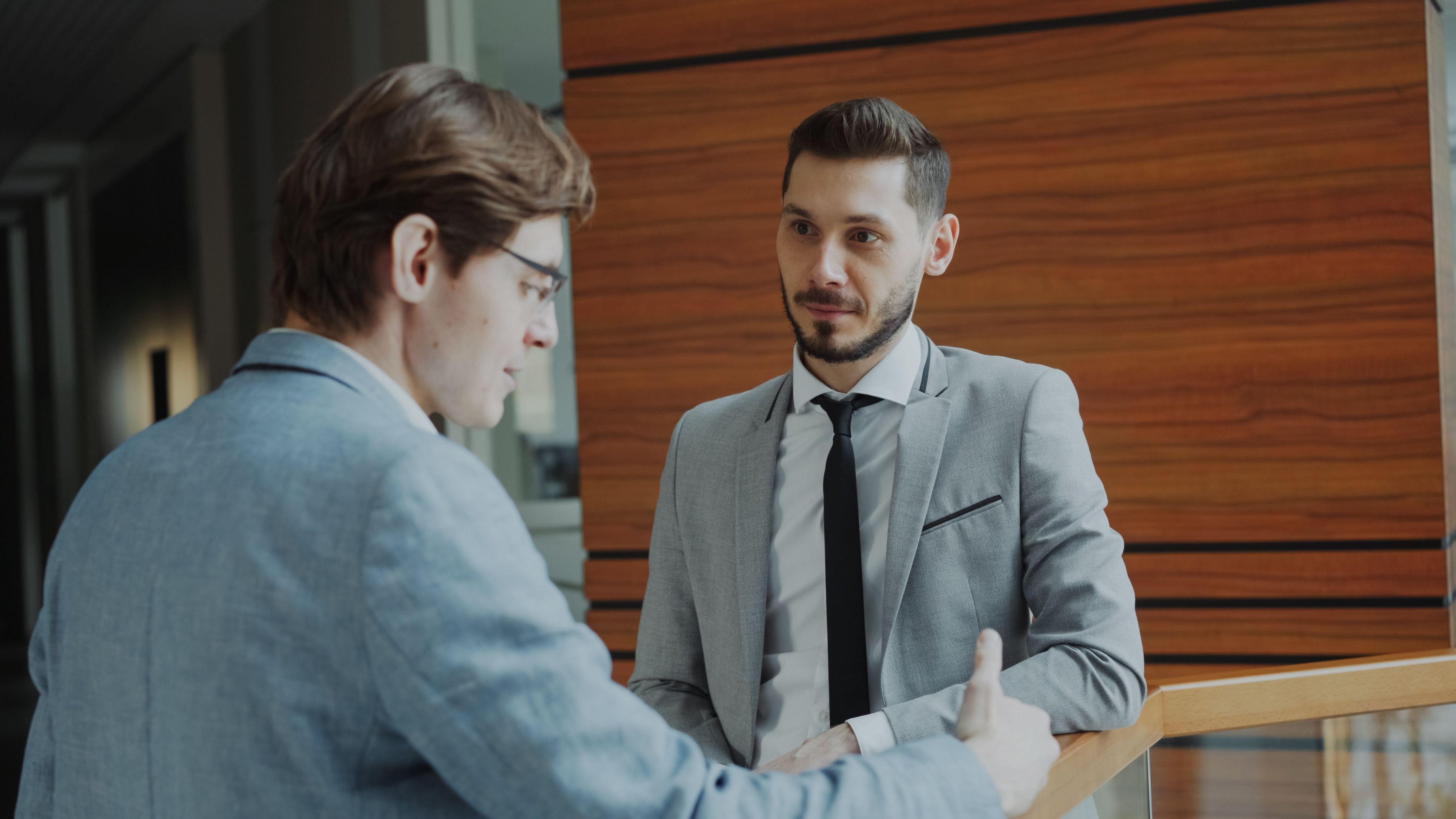 Führungskraft führt strukturiertes Mitarbeitergespräch im Büro Führungskraft führt strukturiertes Mitarbeitergespräch im Büro