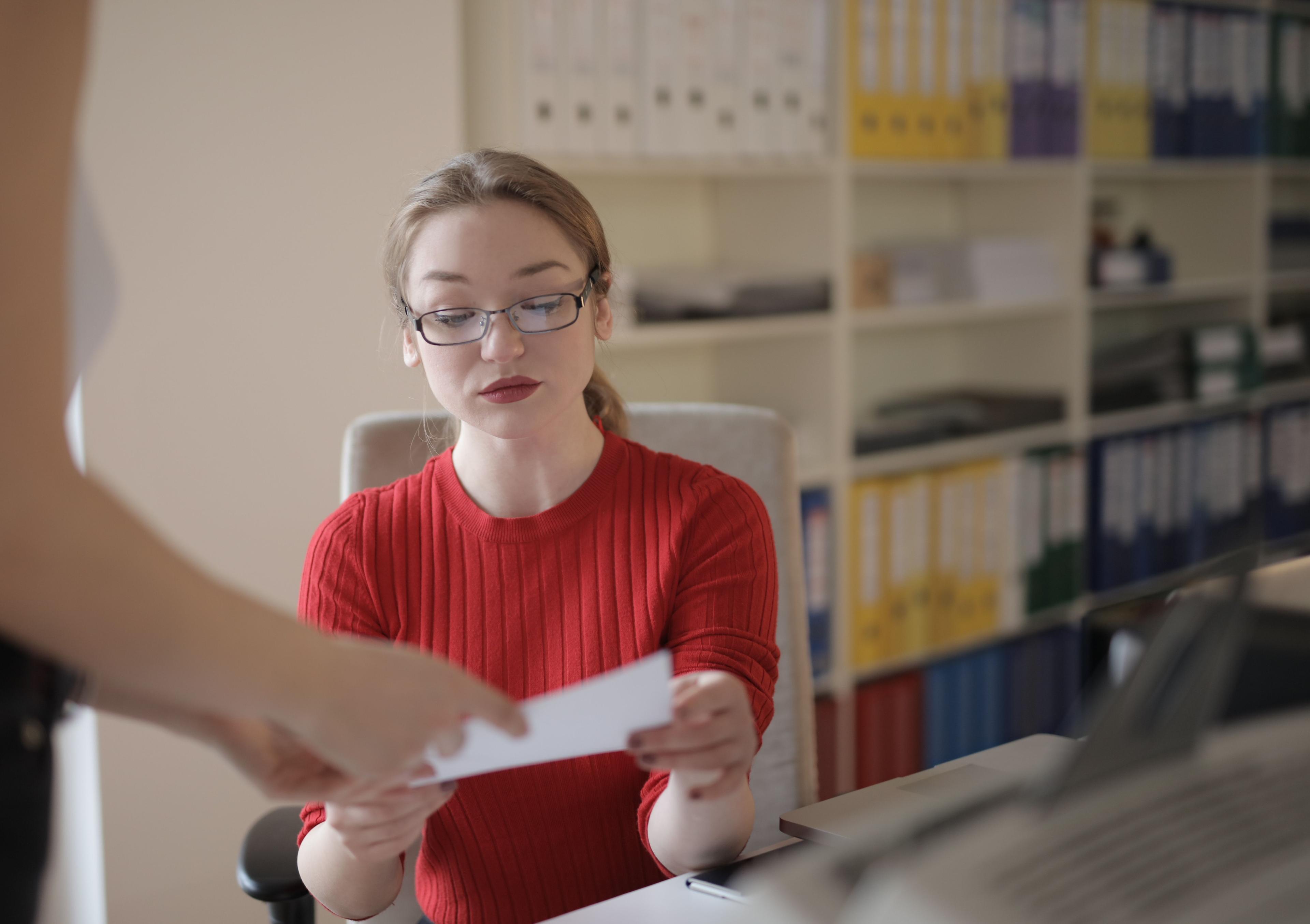 Desengagierter Mitarbeiter am Schreibtisch – Quiet Quitting im Unternehmen Desengagierter Mitarbeiter am Schreibtisch – Quiet Quitting im Unternehmen