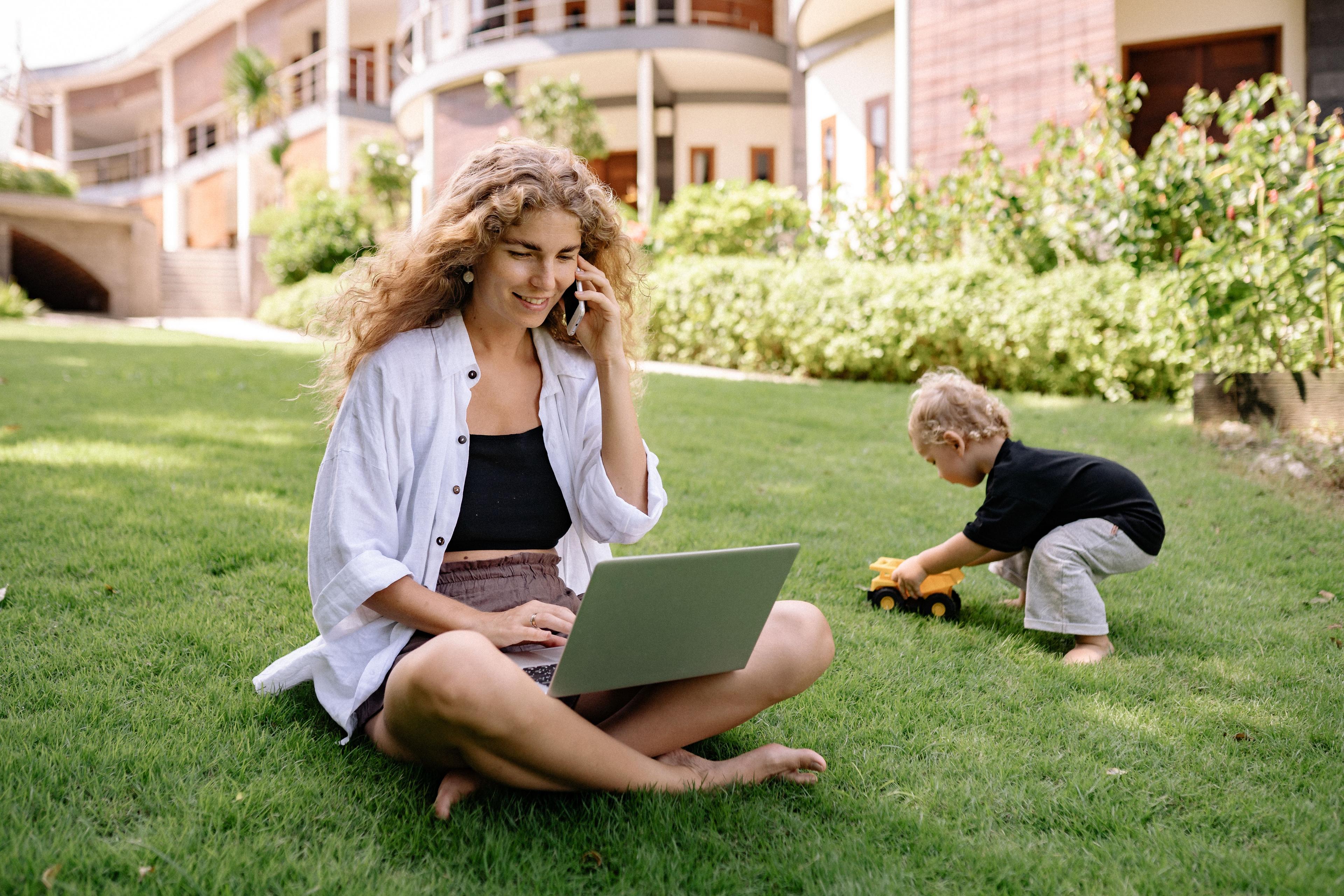 Mitarbeiter genießt ausgewogene Work-Life-Balance außerhalb der Arbeit Mitarbeiter genießt ausgewogene Work-Life-Balance außerhalb der Arbeit