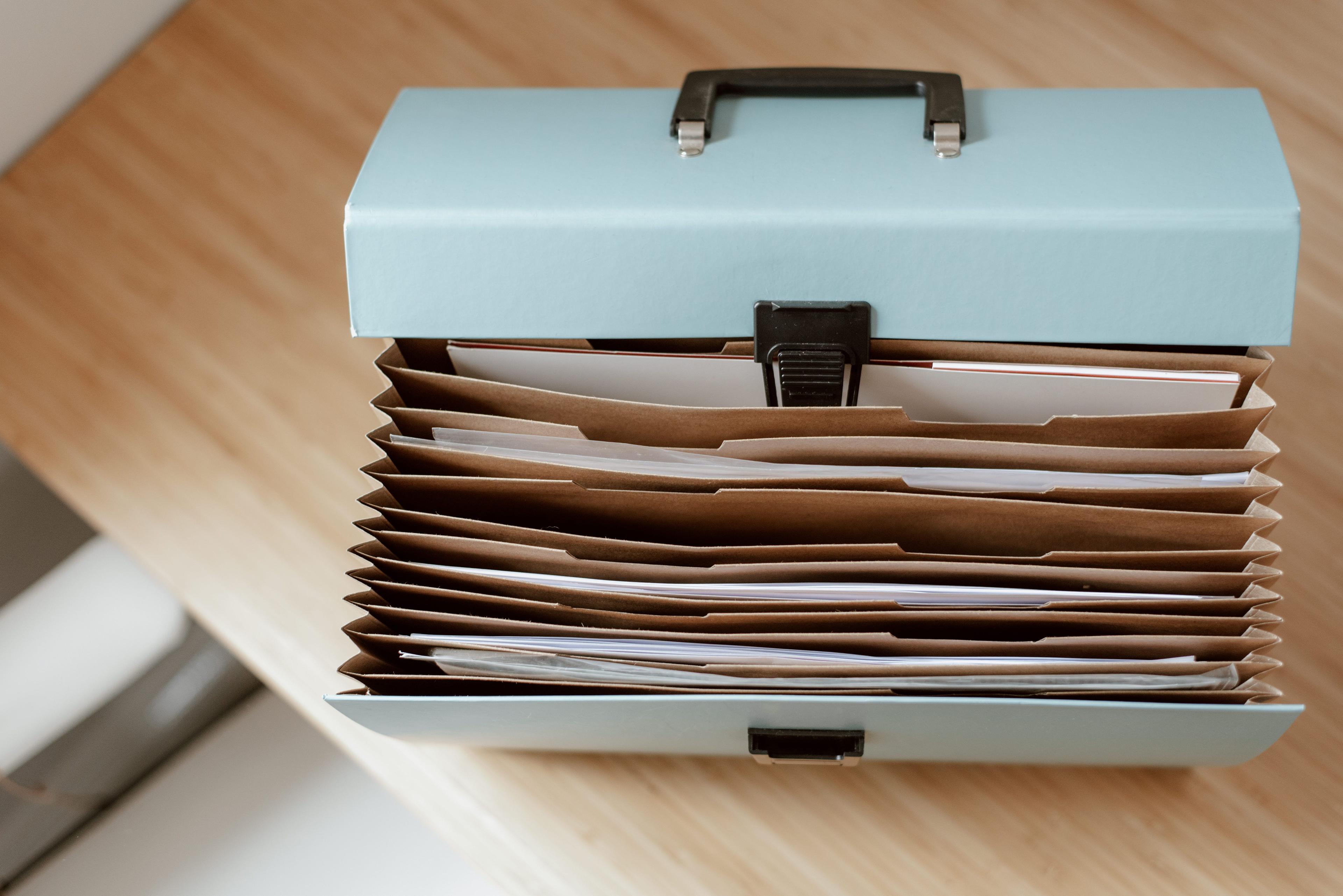 Ordentlich organisierte Personalakten in einem Schrank eines HR-Büros Ordentlich organisierte Personalakten in einem Schrank eines HR-Büros