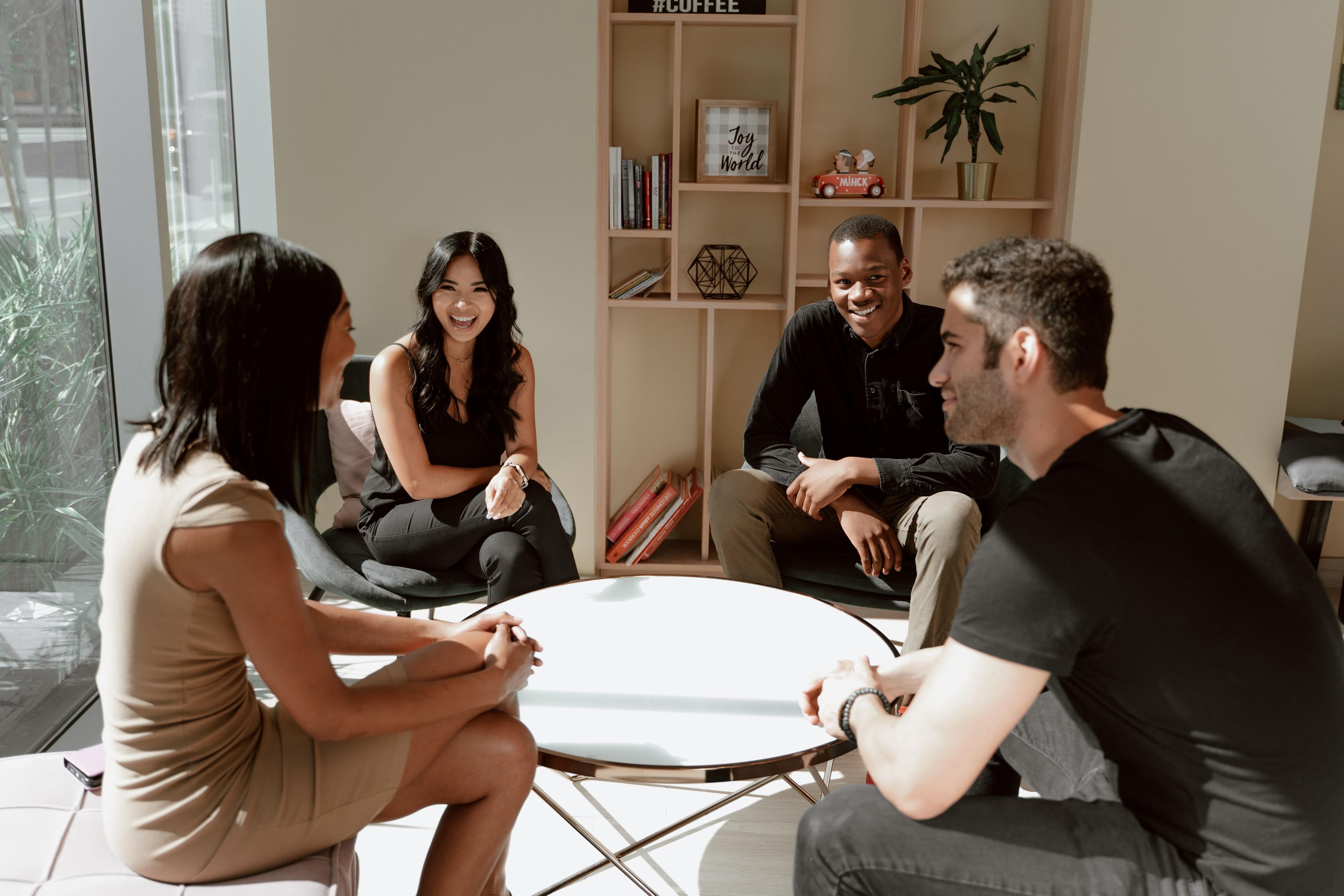 Diverses Team aus verschiedenen Kulturen und Altersgruppen arbeitet gemeinsam im modernen Büro Diverses Team aus verschiedenen Kulturen und Altersgruppen arbeitet gemeinsam im modernen Büro