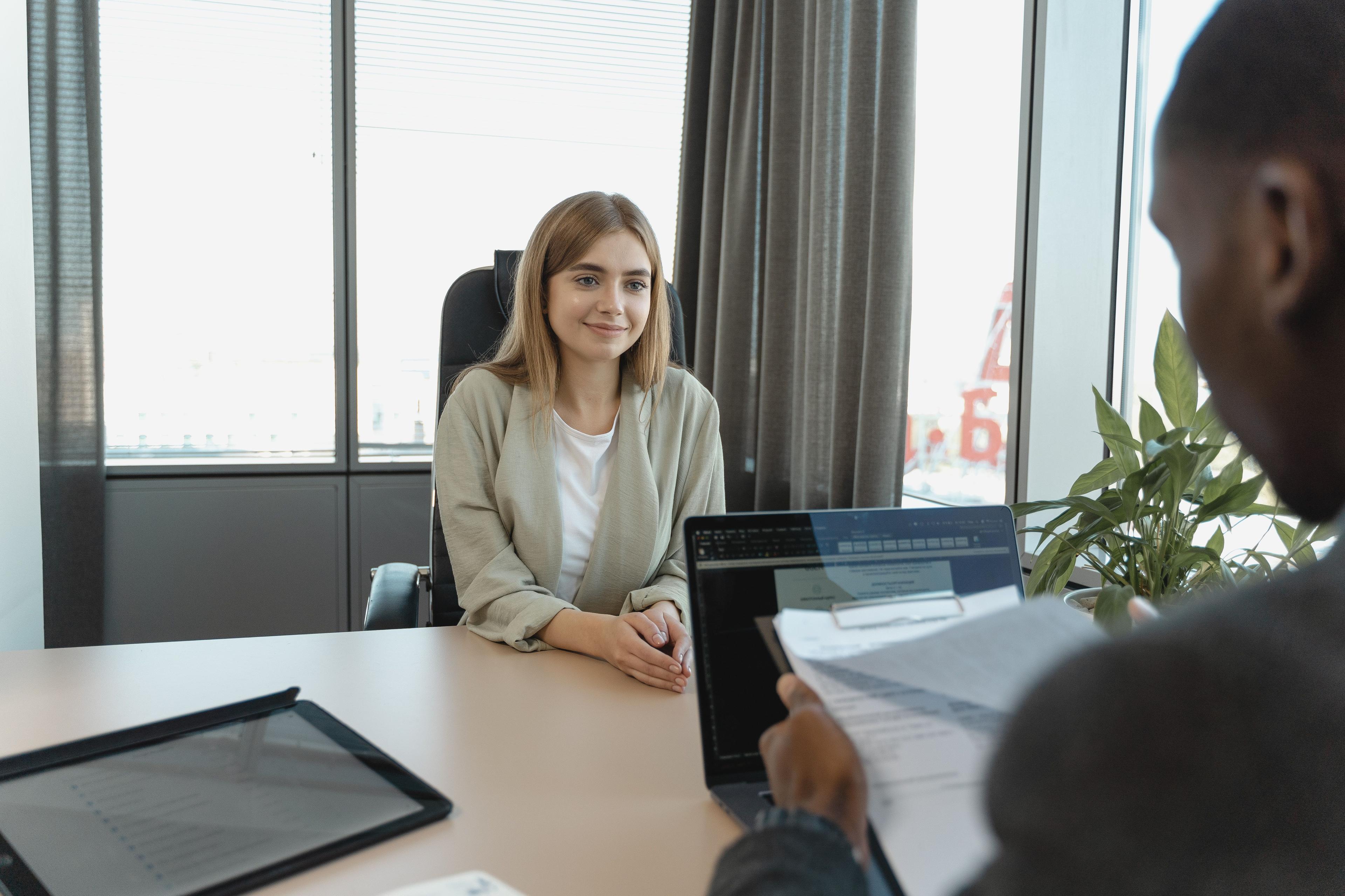 Recruiterin analysiert Lebensläufe mit CV Parsing Software am Laptop Recruiterin analysiert Lebensläufe mit CV Parsing Software am Laptop