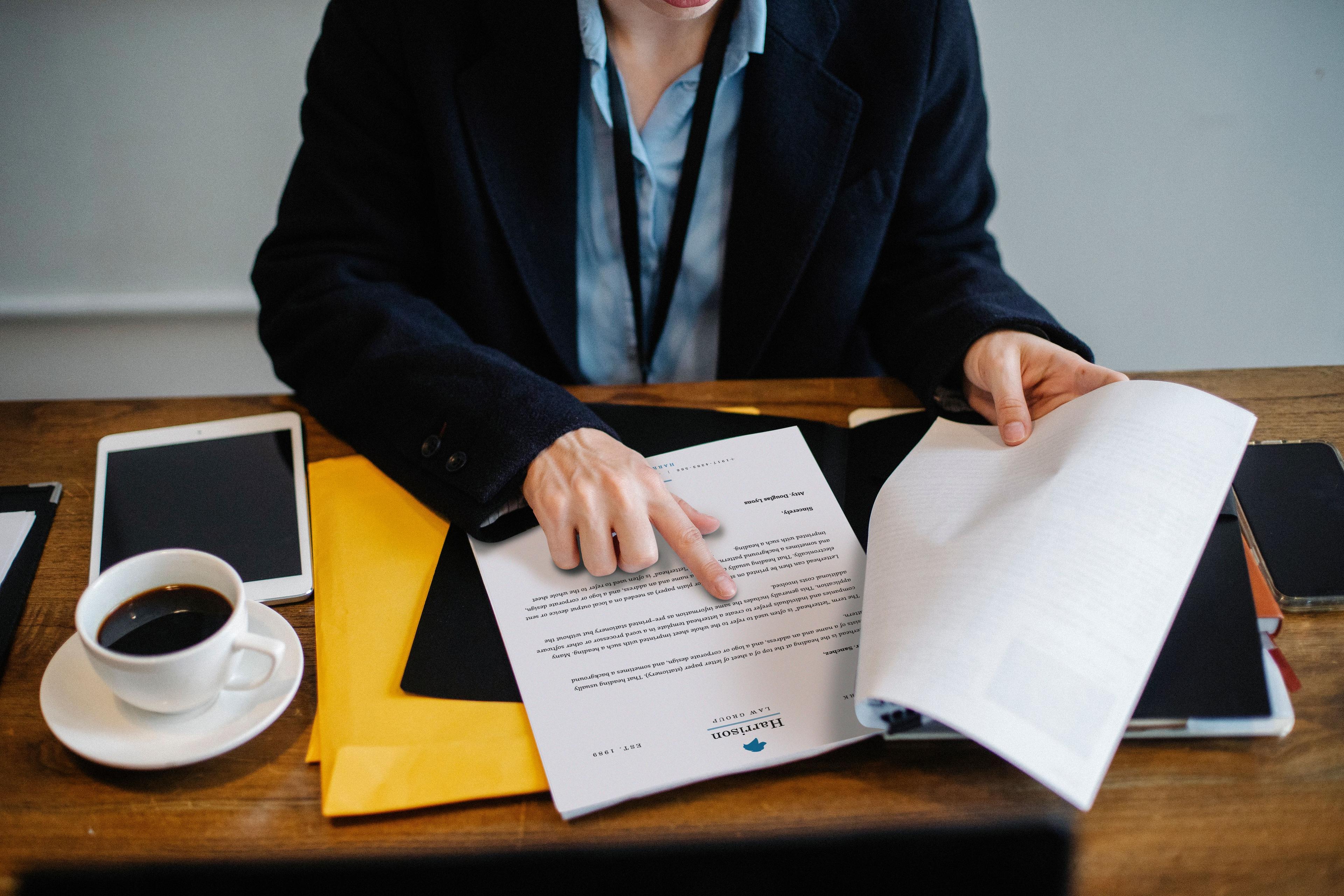 Mitarbeiter liest und unterschreibt Code of Conduct des Unternehmens Mitarbeiter liest und unterschreibt Code of Conduct des Unternehmens