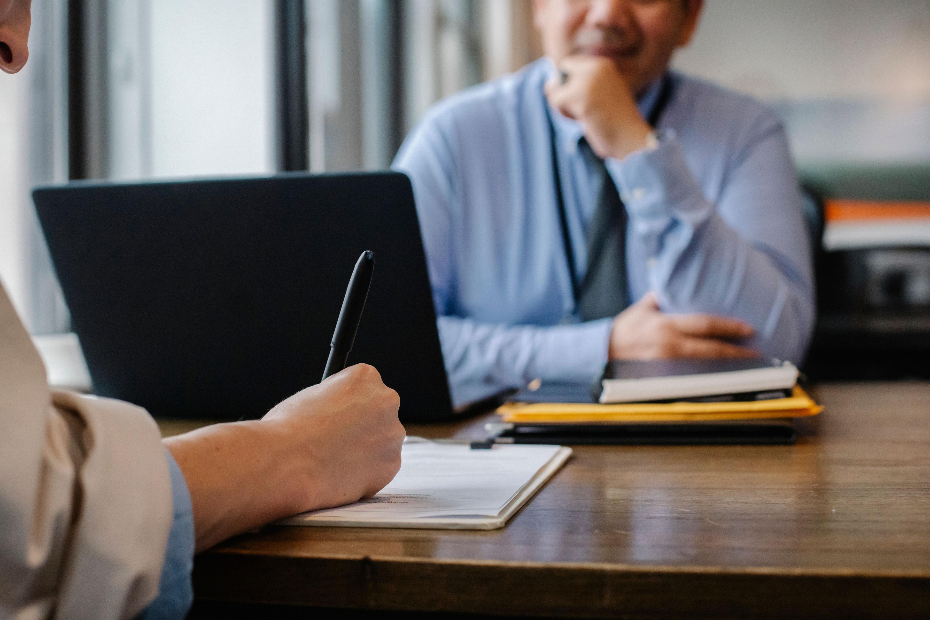 Arbeitgeber und Arbeitnehmer unterzeichnen Arbeitsvertrag gemäß Nachweisgesetz Arbeitgeber und Arbeitnehmer unterzeichnen Arbeitsvertrag gemäß Nachweisgesetz