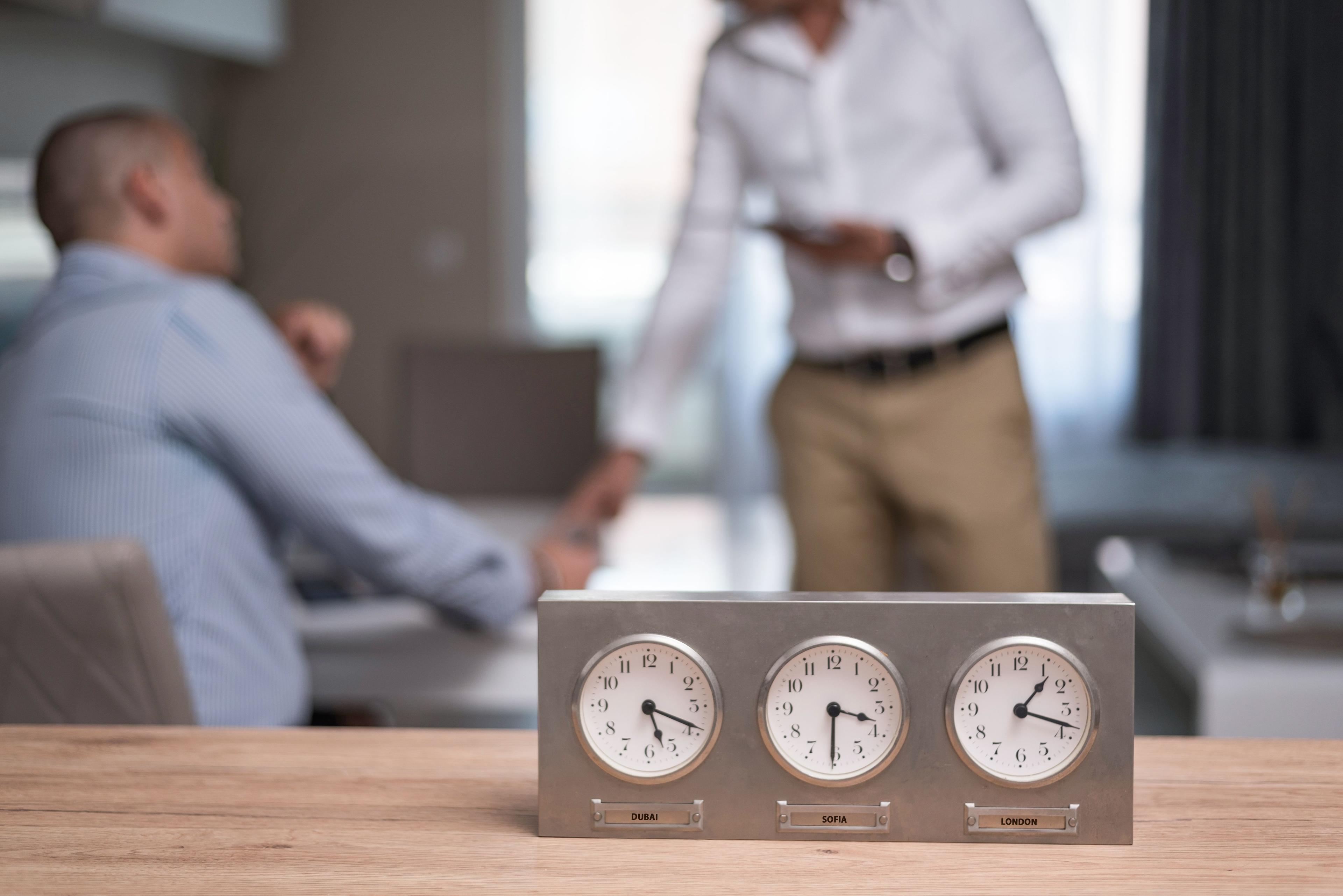 Mitarbeiter arbeitet flexibel in Vertrauensarbeitszeit ohne feste Arbeitszeiten Mitarbeiter arbeitet flexibel in Vertrauensarbeitszeit ohne feste Arbeitszeiten
