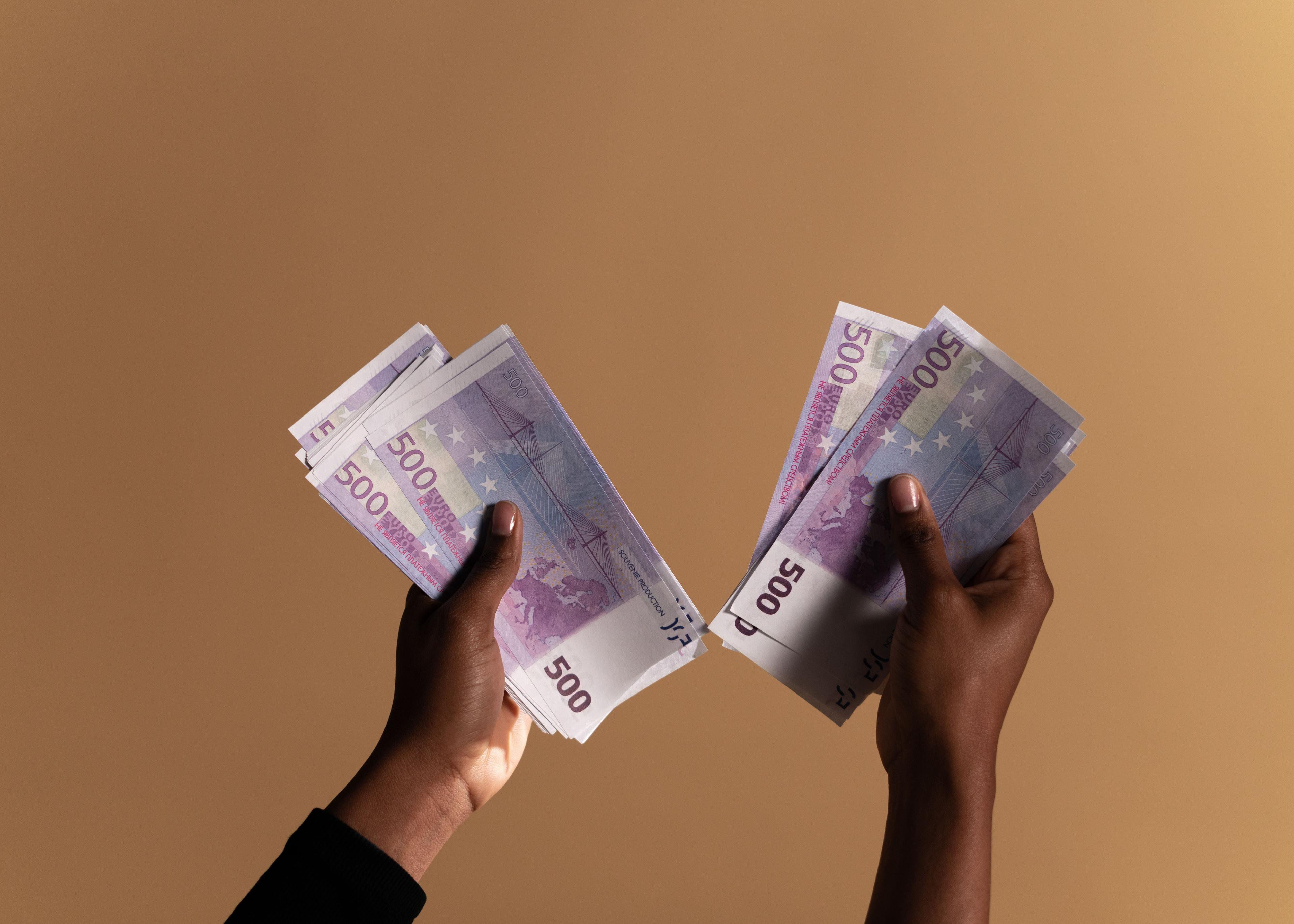 Arbeitnehmer investiert vermögenswirksame Leistungen vom Arbeitgeber in Sparvertrag Arbeitnehmer investiert vermögenswirksame Leistungen vom Arbeitgeber in Sparvertrag