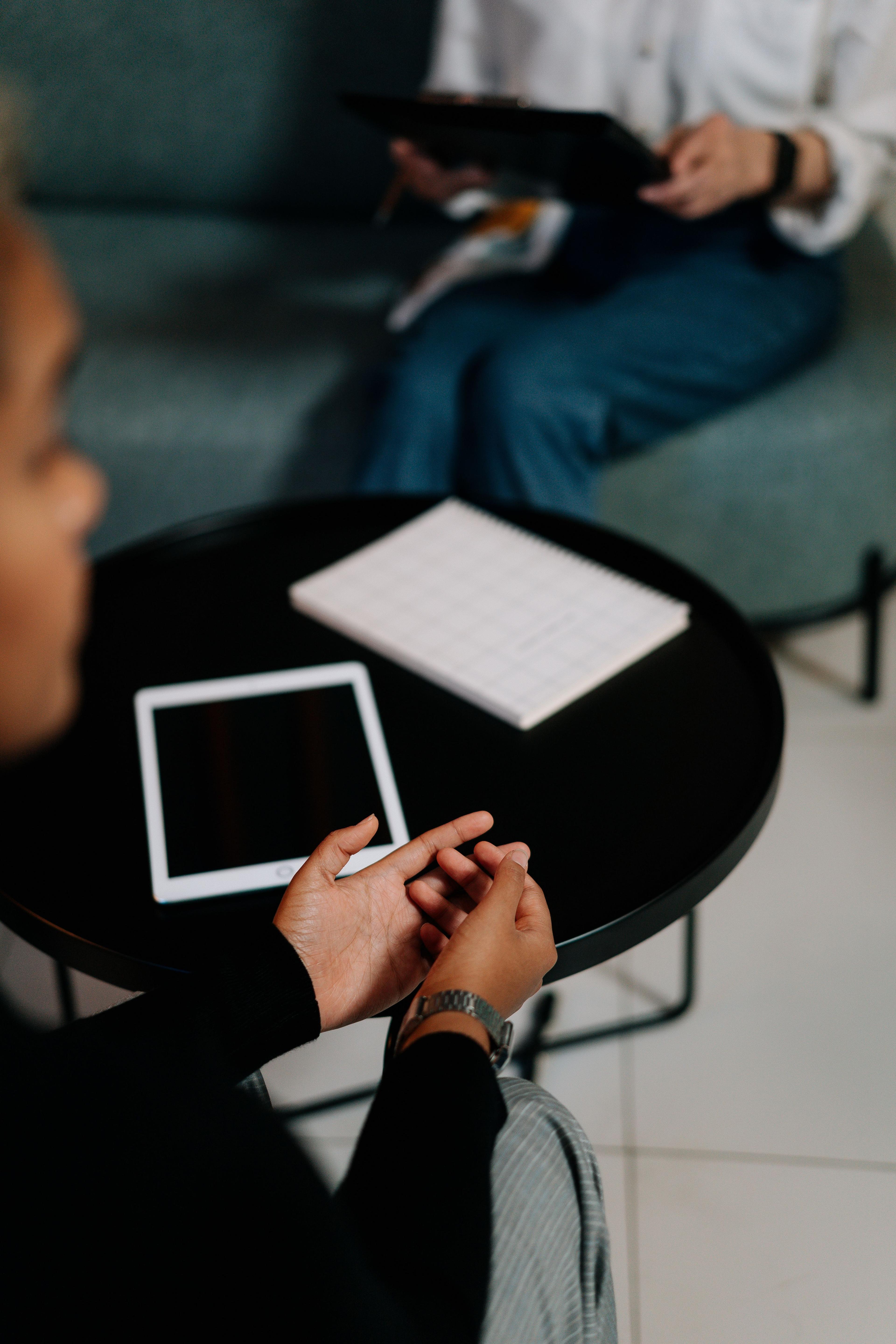 Outplacement-Berater im professionellen Beratungsgespräch mit ausscheidendem Mitarbeiter Outplacement-Berater im professionellen Beratungsgespräch mit ausscheidendem Mitarbeiter