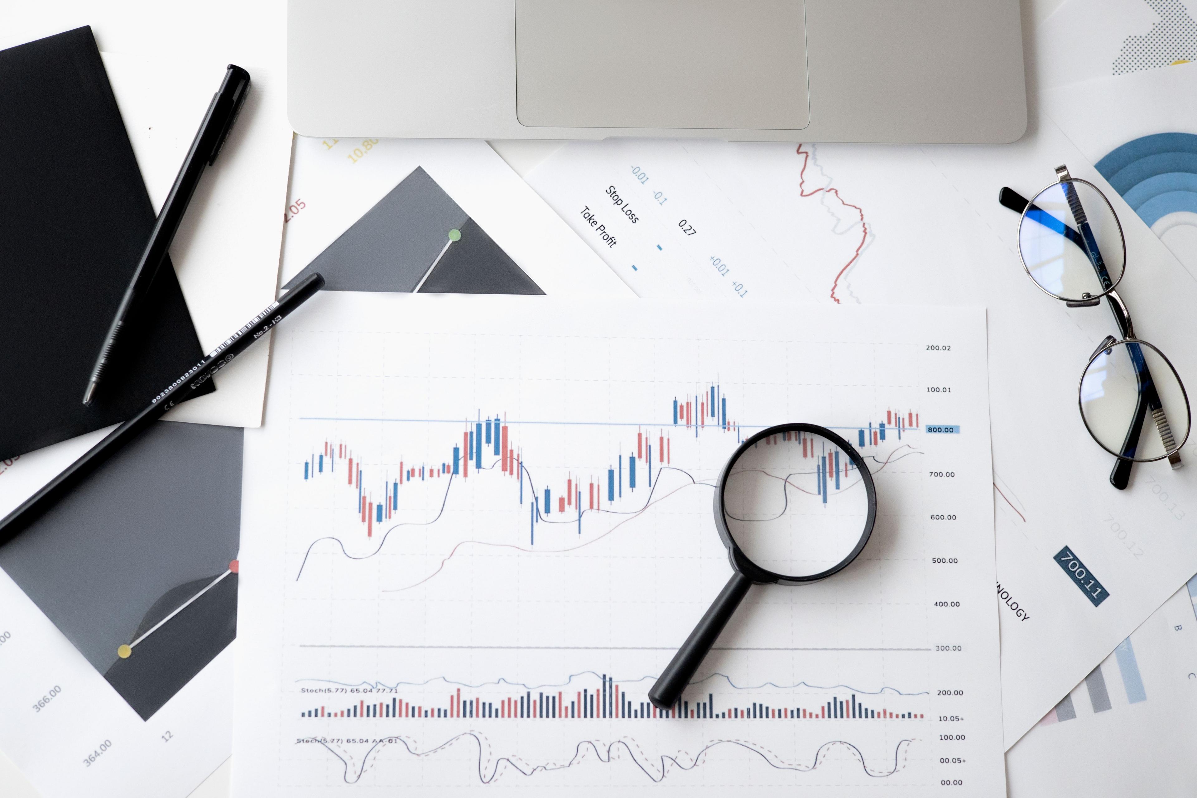 HR-Controller analysiert Personalkosten und Lohnnebenkosten im Unternehmen HR-Controller analysiert Personalkosten und Lohnnebenkosten im Unternehmen