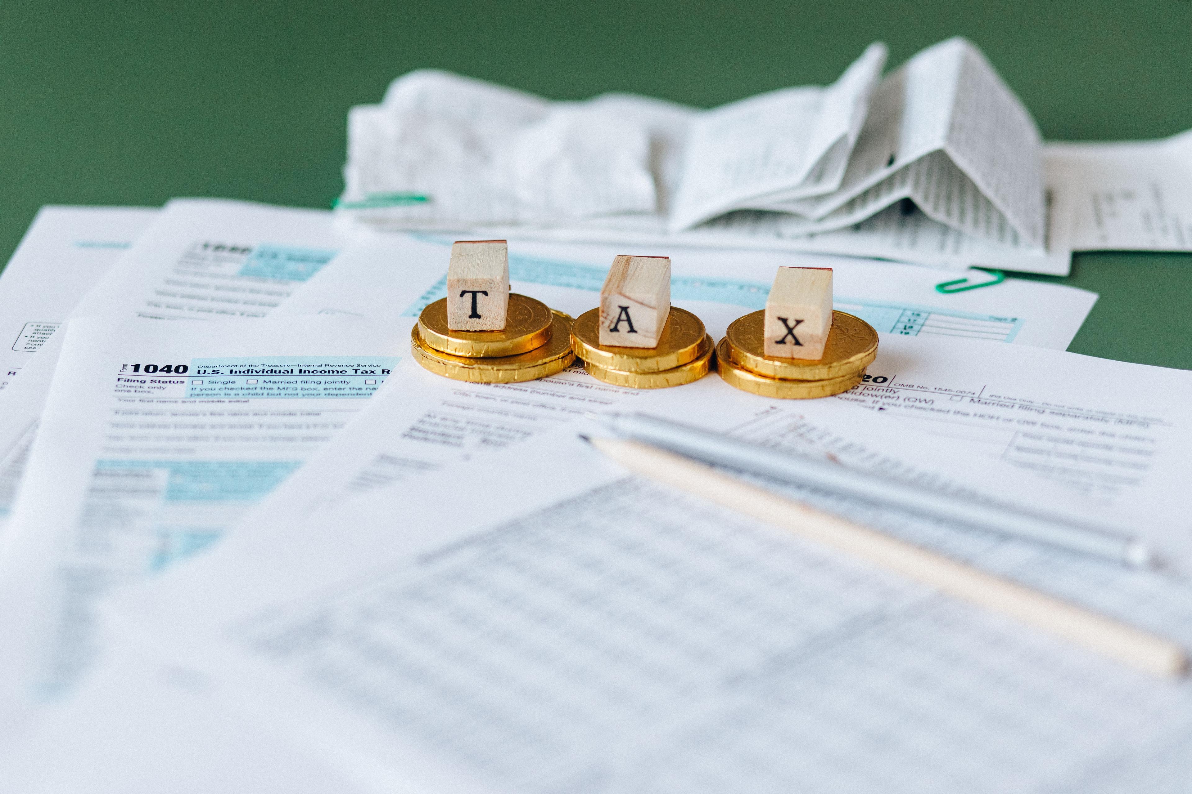 Kalender mit markiertem Kündigungstermin und Arbeitsvertrag auf Schreibtisch Kalender mit markiertem Kündigungstermin und Arbeitsvertrag auf Schreibtisch