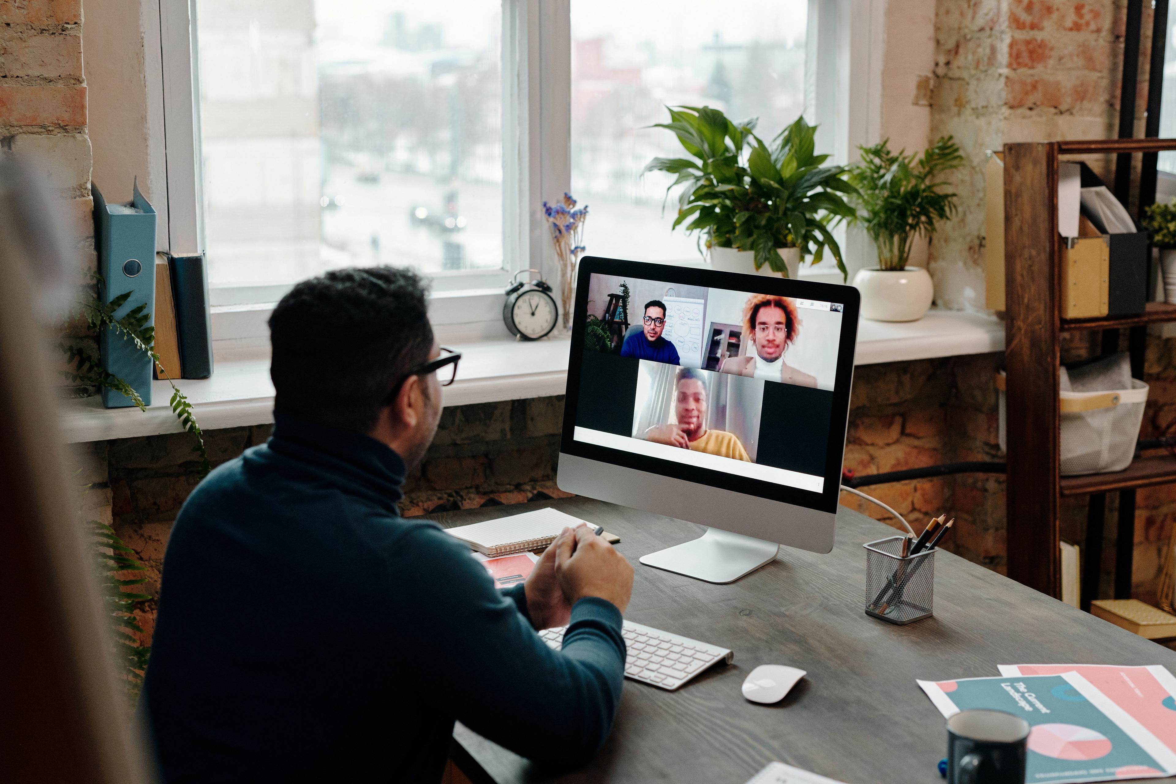Digital Leader führt virtuelles Team in Online-Meeting mit moderner Technologie Digital Leader führt virtuelles Team in Online-Meeting mit moderner Technologie