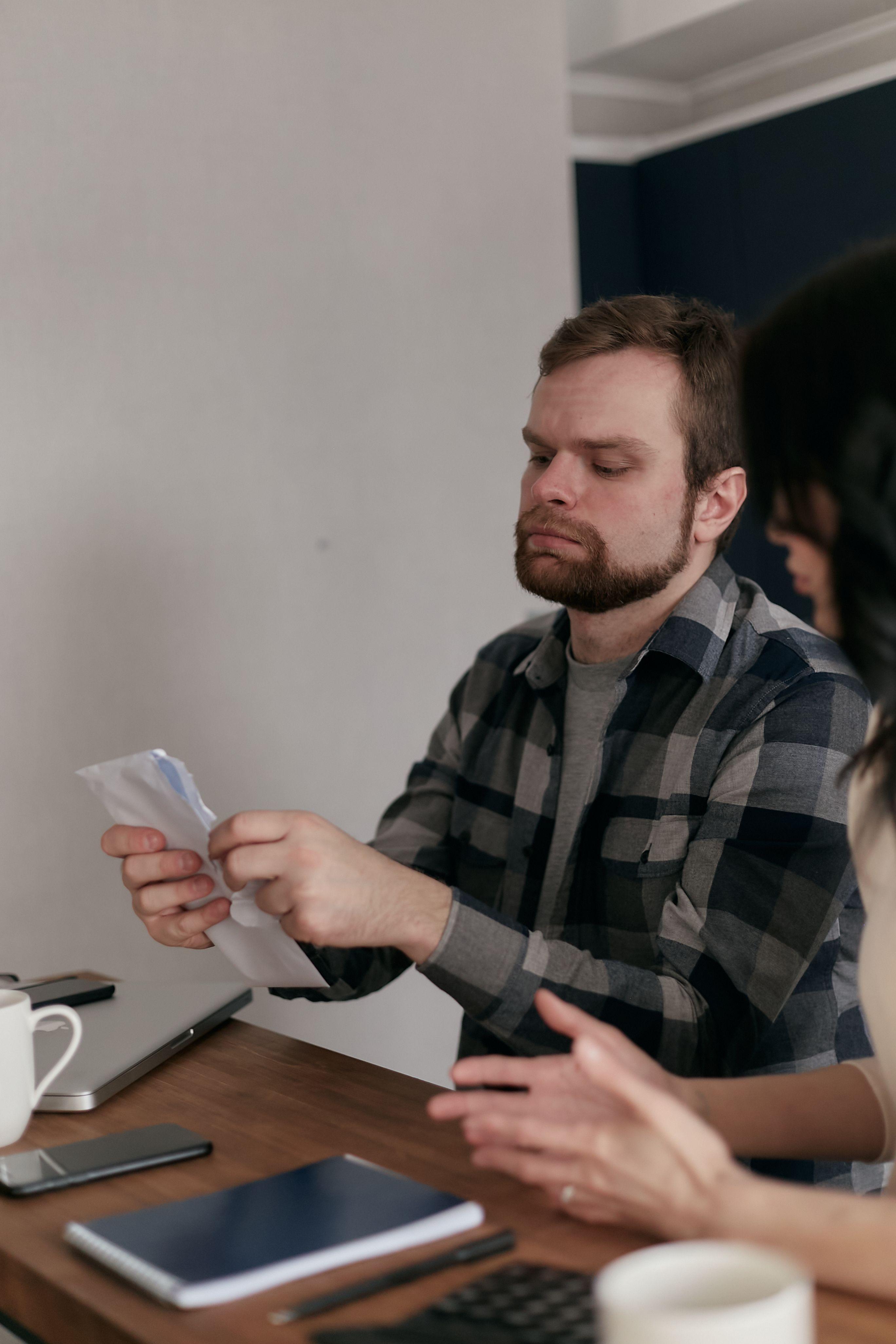 Arbeitgeber überreicht fristlose Kündigung an Arbeitnehmer Arbeitgeber überreicht fristlose Kündigung an Arbeitnehmer