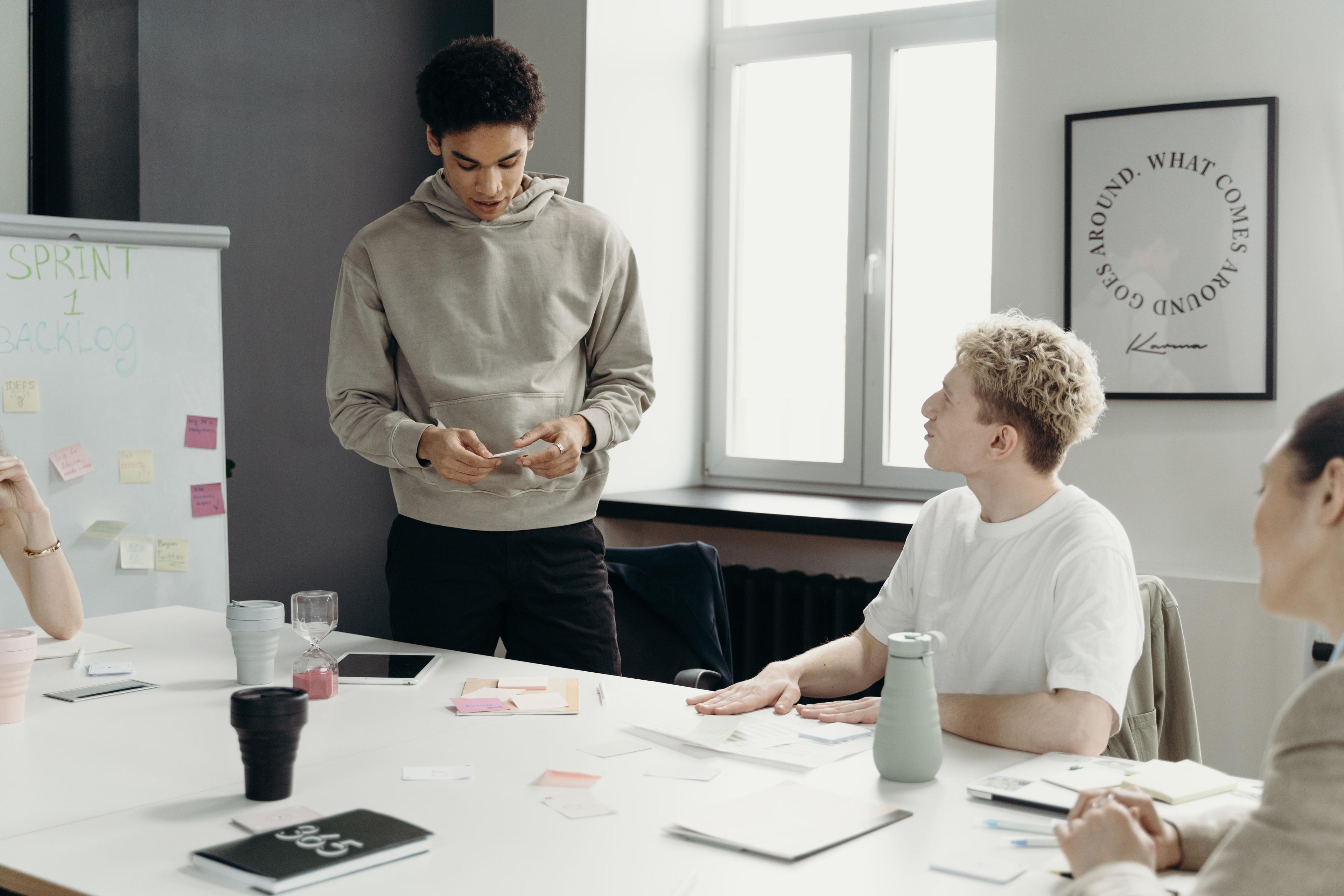 Change Manager führt Team durch Transformationsprozess im Unternehmen Change Manager führt Team durch Transformationsprozess im Unternehmen