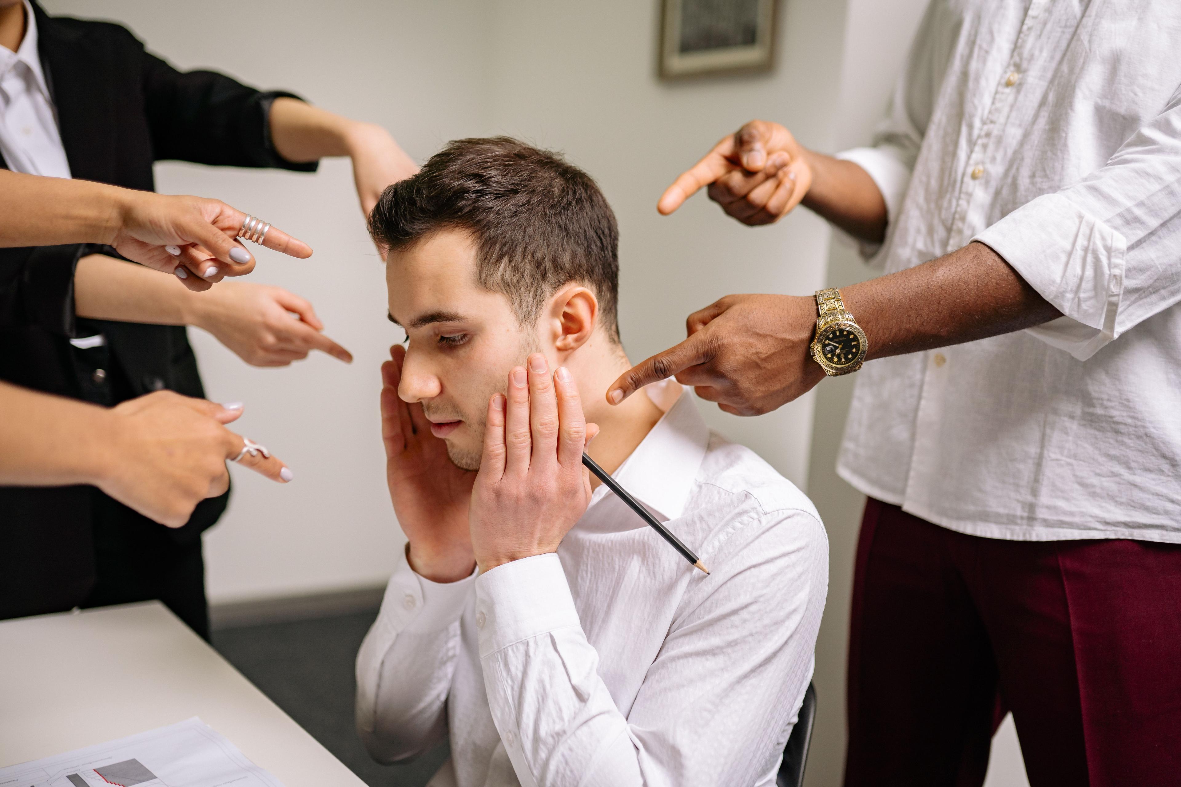 Mitarbeiter wird am Arbeitsplatz gemobbt – Isolation im Büro Mitarbeiter wird am Arbeitsplatz gemobbt – Isolation im Büro