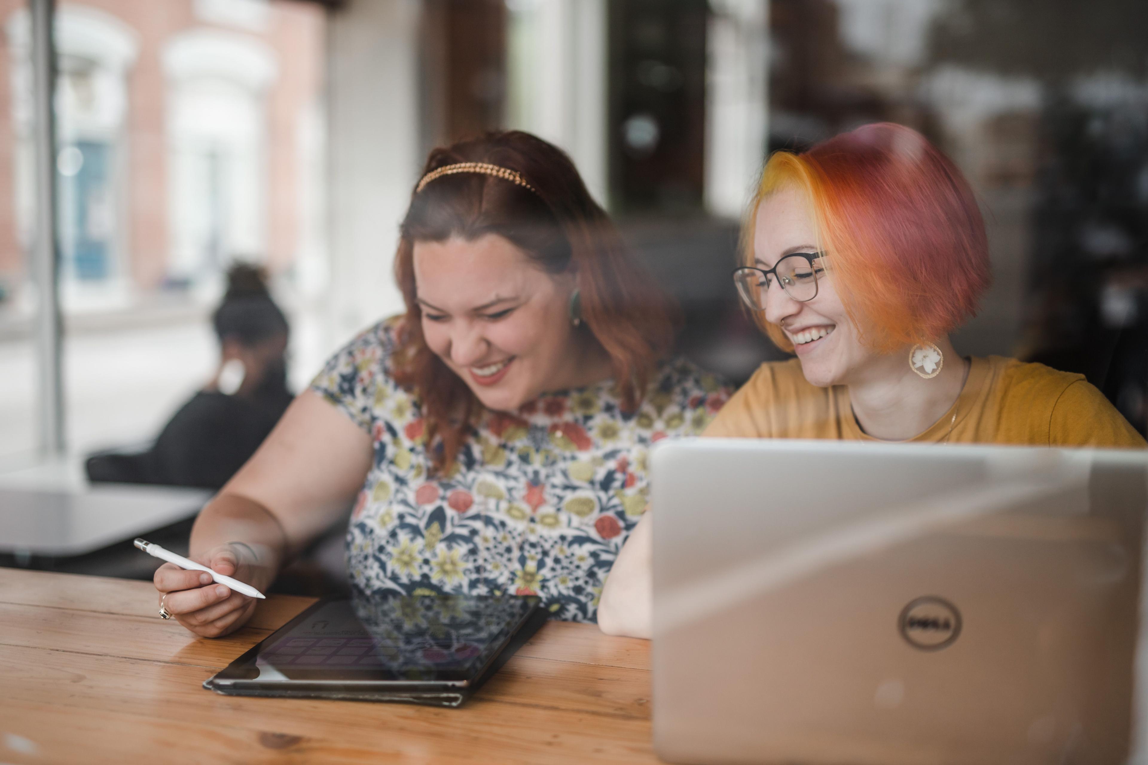 Mitarbeiter arbeitet in digitaler Arbeitsumgebung mit Cloud-Tools und kollaborativen Plattformen Mitarbeiter arbeitet in digitaler Arbeitsumgebung mit Cloud-Tools und kollaborativen Plattformen