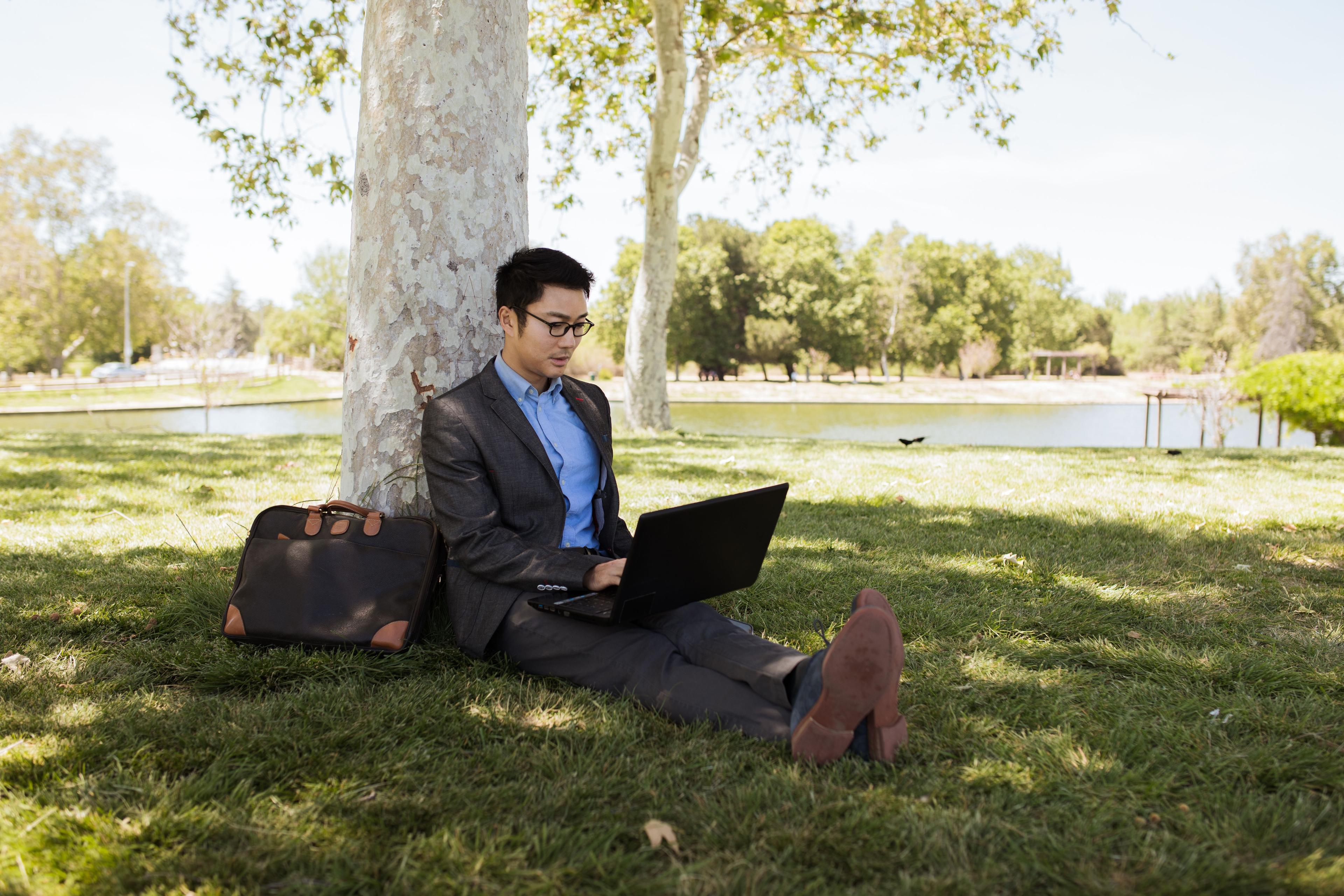 Mitarbeiterin arbeitet flexibel im Homeoffice als Symbol für flexible Arbeitszeitregelungen Mitarbeiterin arbeitet flexibel im Homeoffice als Symbol für flexible Arbeitszeitregelungen