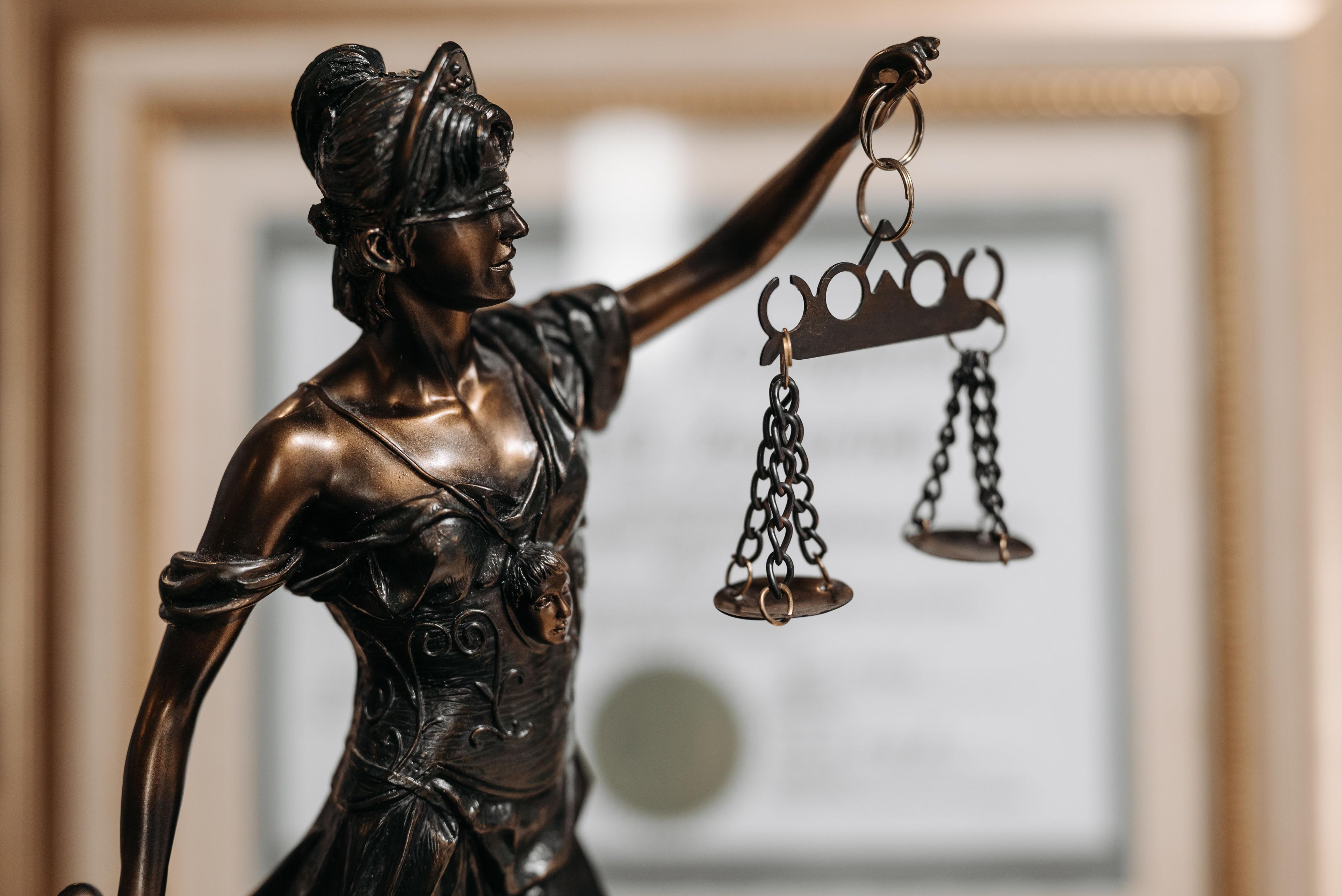 Richter im Arbeitsgericht während einer Kündigungsschutzverhandlung mit Hammer Richter im Arbeitsgericht während einer Kündigungsschutzverhandlung mit Hammer