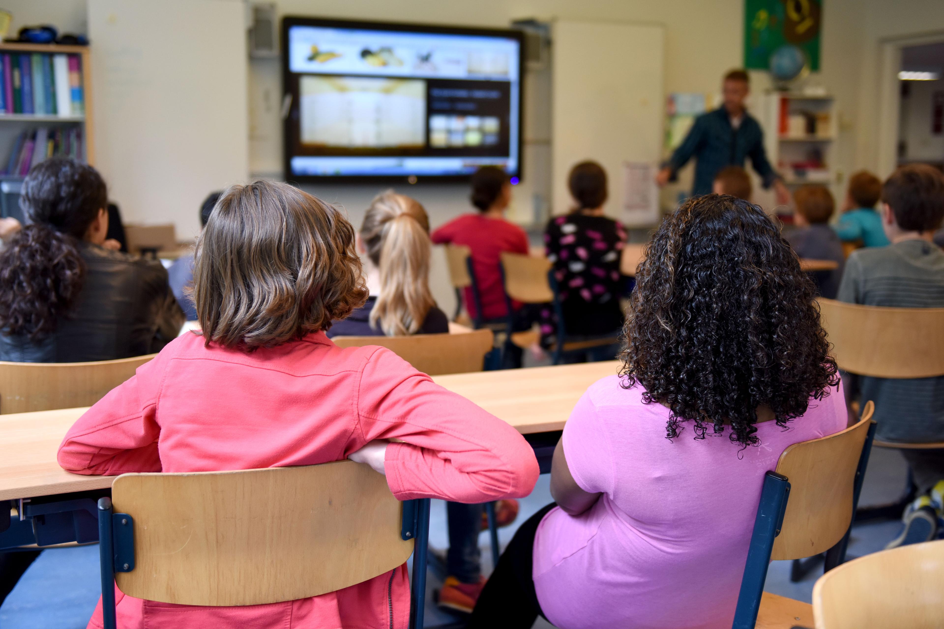 Mitarbeiter nimmt an beruflicher Weiterbildung und Schulung teil Mitarbeiter nimmt an beruflicher Weiterbildung und Schulung teil