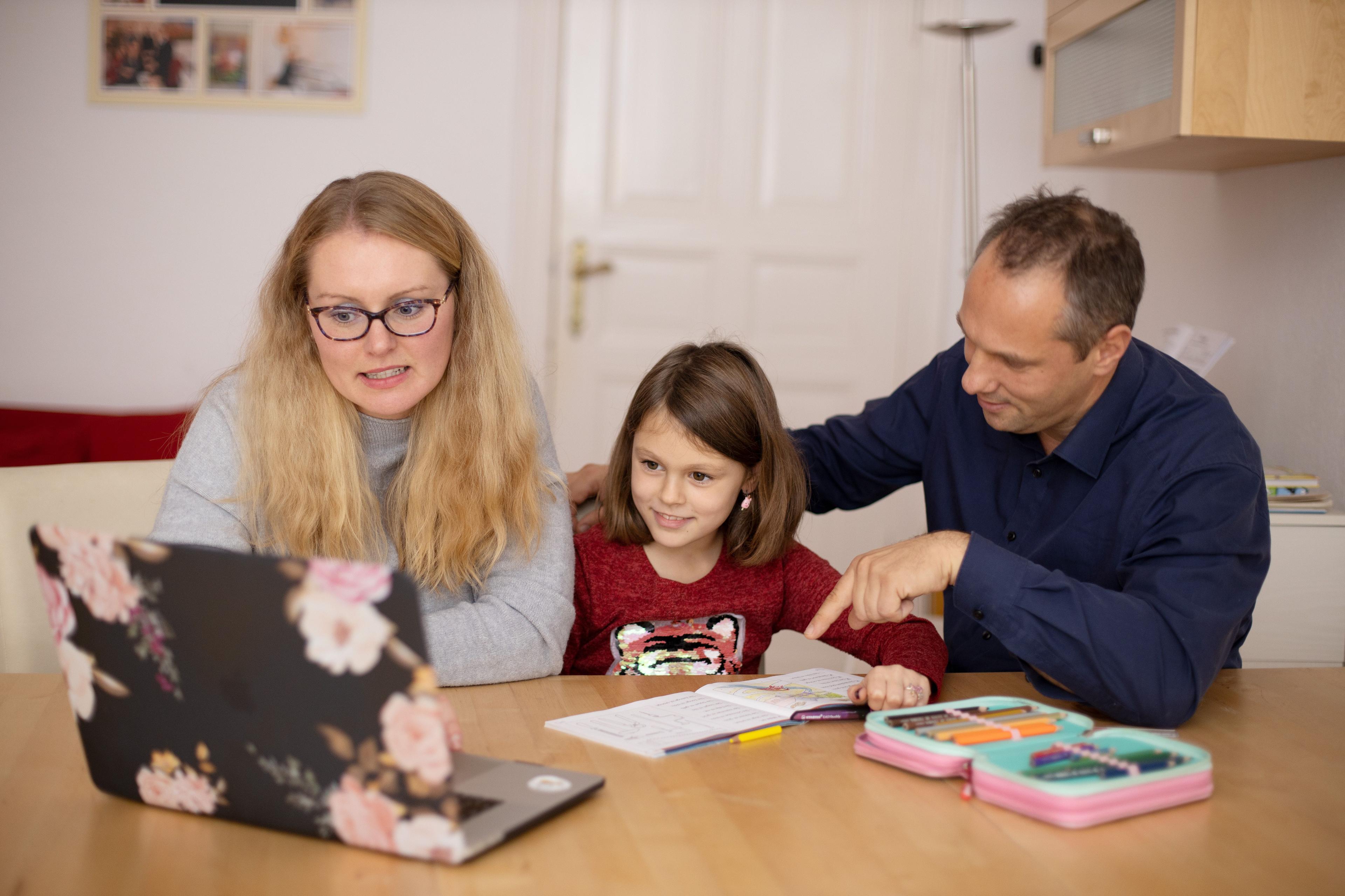 Eltern verbringen Elternzeit mit Kleinkind zu Hause Eltern verbringen Elternzeit mit Kleinkind zu Hause